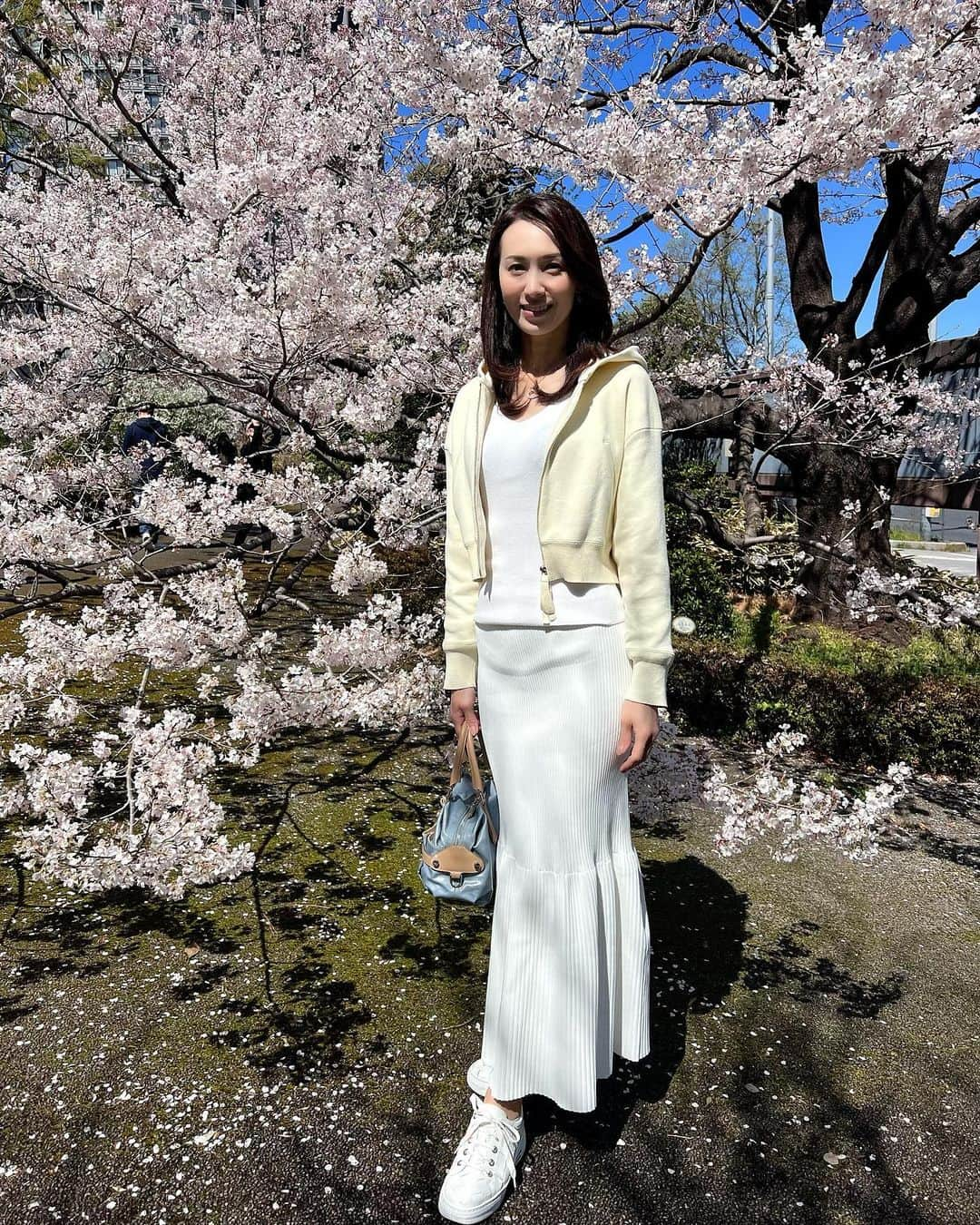 駒田奈美さんのインスタグラム写真 - (駒田奈美Instagram)「・ ・ ・ 『桜』 ・ ・ 昨日は冷たい雨だった関東 ・ 今日は気持ちの良いお天気だったので、ふらりと桜を見に… ・ ・ 国立劇場の桜は見頃でした🌸 ・ ・ 千鳥ヶ淵の桜はまだ蕾が多かったです ・ ・ またゆっくり桜を楽しみたいな♪ ・ ・ ・ #駒田奈美#モデル#アラフィフ#美魔女#桜#お花見#国立劇場#見頃#春#千鳥ヶ淵#国立劇場の桜」3月19日 22時13分 - nami.komada