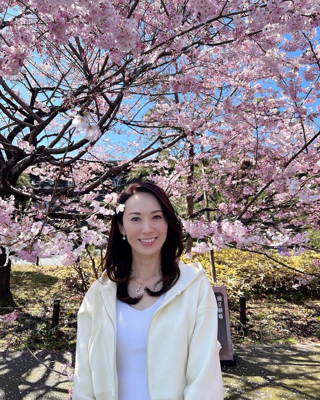 駒田奈美さんのインスタグラム写真 - (駒田奈美Instagram)「・ ・ ・ 『桜』 ・ ・ 昨日は冷たい雨だった関東 ・ 今日は気持ちの良いお天気だったので、ふらりと桜を見に… ・ ・ 国立劇場の桜は見頃でした🌸 ・ ・ 千鳥ヶ淵の桜はまだ蕾が多かったです ・ ・ またゆっくり桜を楽しみたいな♪ ・ ・ ・ #駒田奈美#モデル#アラフィフ#美魔女#桜#お花見#国立劇場#見頃#春#千鳥ヶ淵#国立劇場の桜」3月19日 22時13分 - nami.komada