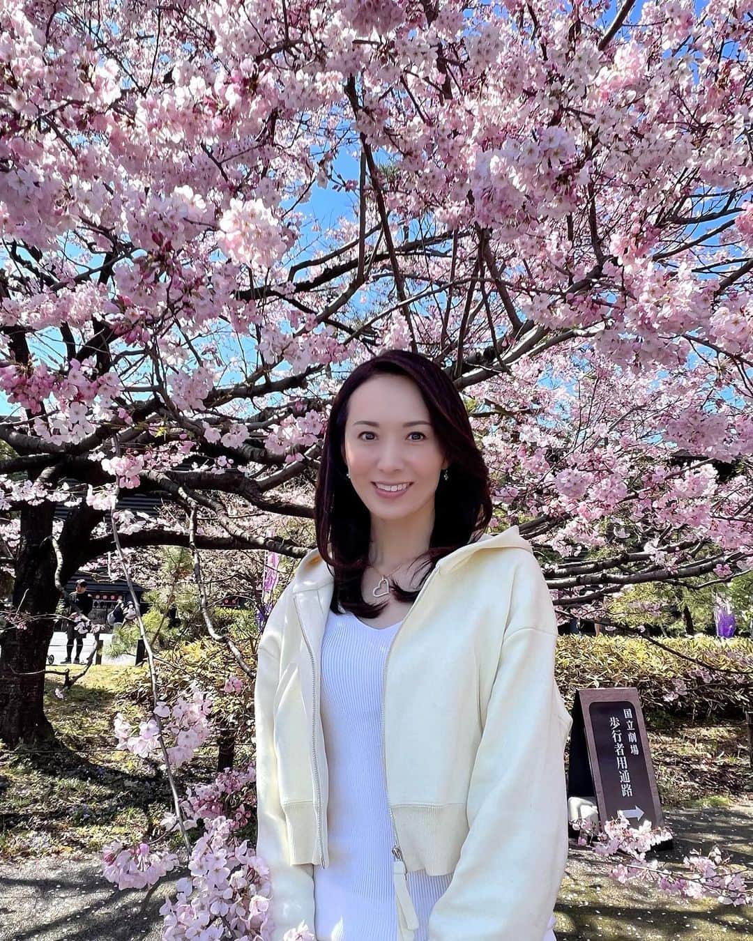 駒田奈美さんのインスタグラム写真 - (駒田奈美Instagram)「・ ・ ・ 『桜』 ・ ・ 昨日は冷たい雨だった関東 ・ 今日は気持ちの良いお天気だったので、ふらりと桜を見に… ・ ・ 国立劇場の桜は見頃でした🌸 ・ ・ 千鳥ヶ淵の桜はまだ蕾が多かったです ・ ・ またゆっくり桜を楽しみたいな♪ ・ ・ ・ #駒田奈美#モデル#アラフィフ#美魔女#桜#お花見#国立劇場#見頃#春#千鳥ヶ淵#国立劇場の桜」3月19日 22時13分 - nami.komada