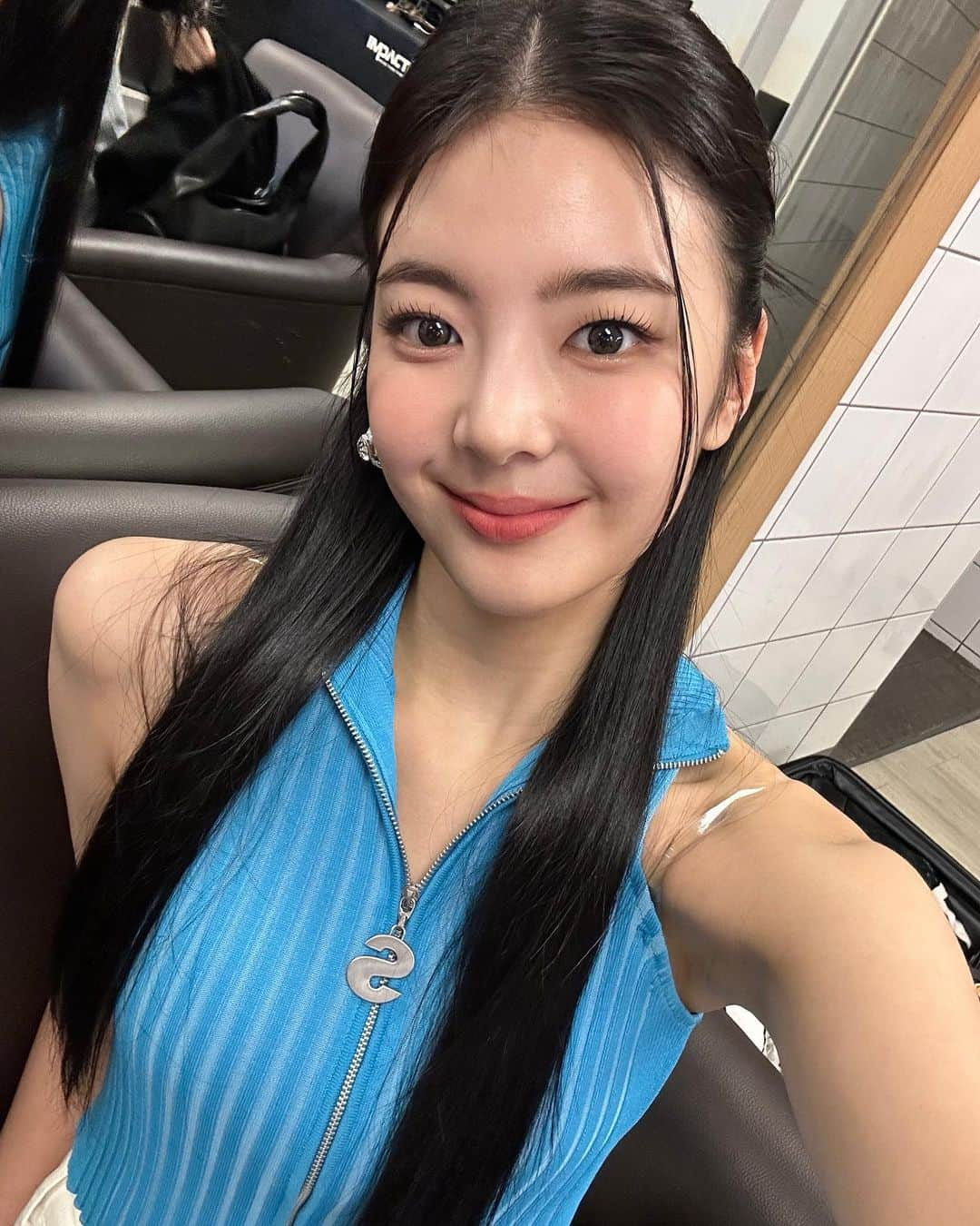 ITZYさんのインスタグラム写真 - (ITZYInstagram)「채령이가 알려준 사진 찍는 법🤗✌️」3月20日 0時46分 - itzy.all.in.us