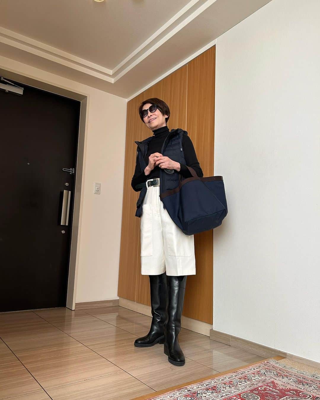 安藤優子さんのインスタグラム写真 - (安藤優子Instagram)「あったかいのか寒いのかよく分からない件と、峠の釜飯‼️  お早うございます‼️  これからメンテナンスに出かけます。  あったかい予報なのですが、家の中に居るとよく分からないので、薄いシルクタートルセーターに#ジルサンダー の大昔のキュロットを合わせました。  朝ンポは意外に風が冷たかったので。  足元は#ジミーチュウ です。今季最後の出番かなー？  では行って来ます‼️  そうだ、昨日思いがけず峠の釜飯をいただきました。  なんか懐かしくて美味しかったです。  器、もちろん洗って取ってあります（笑）  #峠の釜飯   #フレンチブルドッグ  #安藤優子」3月20日 10時59分 - yukoando0203
