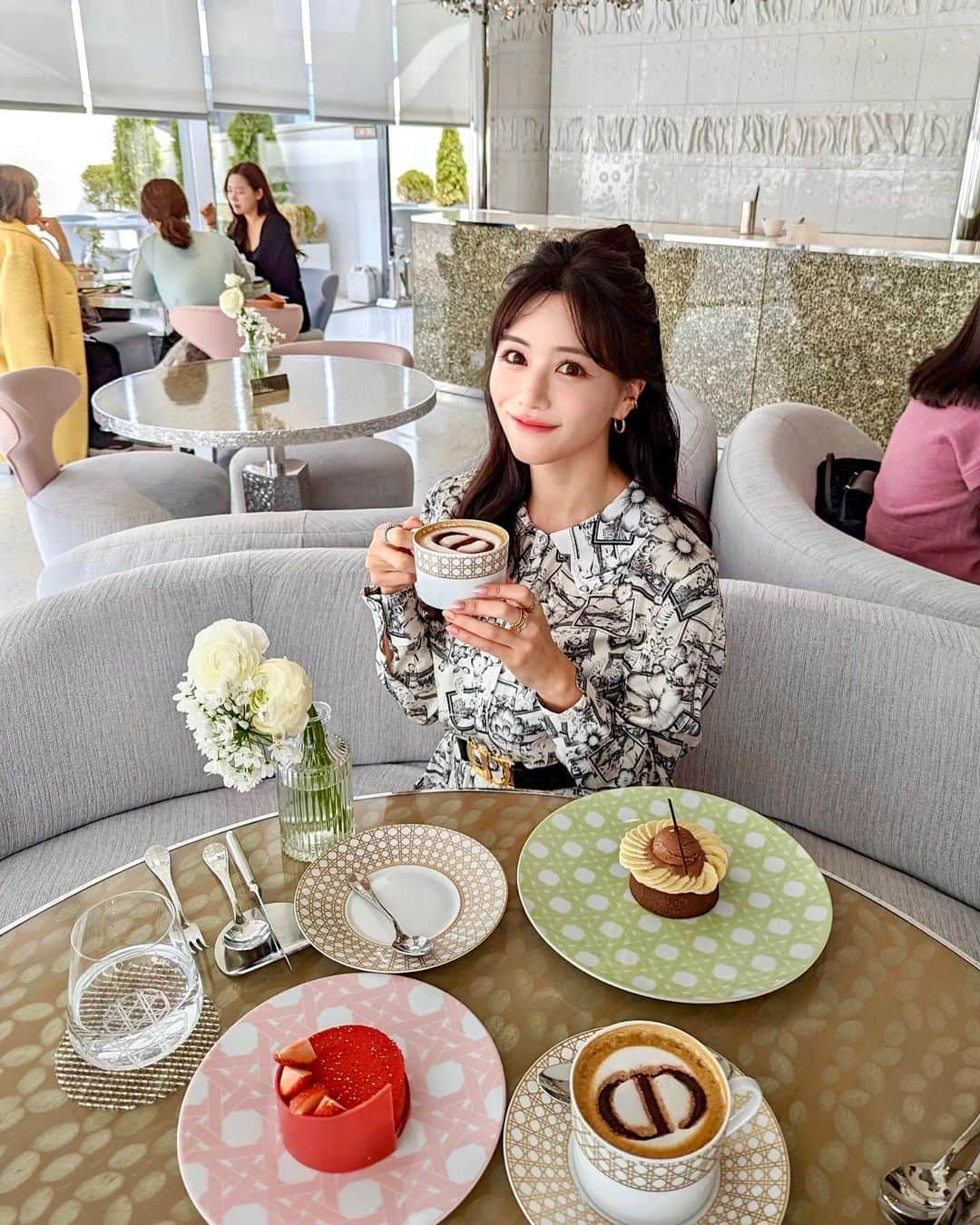 石井里奈さんのインスタグラム写真 - (石井里奈Instagram)「@dior cafe☕️🇰🇷💓 . 韓国に来たら来てみたかったカフェ。予約もできるみたいだけど、予約なしでもスムーズに入れました✨ . シーズナルなバナナのケーキがとってもおいしかった🍌🤍 ただ食べるの難しくて綺麗に食べれなかった動画をつけときます。 . ベルトだけ @dior にしました🤍 dress... @tarajarmon_jp  . コーデまた載せます💓 . #diorcafe #ディオールカフェ #ディオール #江南 #江南カフェ #韓国カフェ #韓国 #韓国旅行 #gangnam #dior #かフェスタグラム #cafestagram」3月20日 12時02分 - ri7tin1025