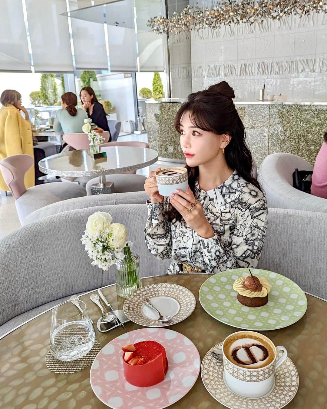 石井里奈さんのインスタグラム写真 - (石井里奈Instagram)「@dior cafe☕️🇰🇷💓 . 韓国に来たら来てみたかったカフェ。予約もできるみたいだけど、予約なしでもスムーズに入れました✨ . シーズナルなバナナのケーキがとってもおいしかった🍌🤍 ただ食べるの難しくて綺麗に食べれなかった動画をつけときます。 . ベルトだけ @dior にしました🤍 dress... @tarajarmon_jp  . コーデまた載せます💓 . #diorcafe #ディオールカフェ #ディオール #江南 #江南カフェ #韓国カフェ #韓国 #韓国旅行 #gangnam #dior #かフェスタグラム #cafestagram」3月20日 12時02分 - ri7tin1025