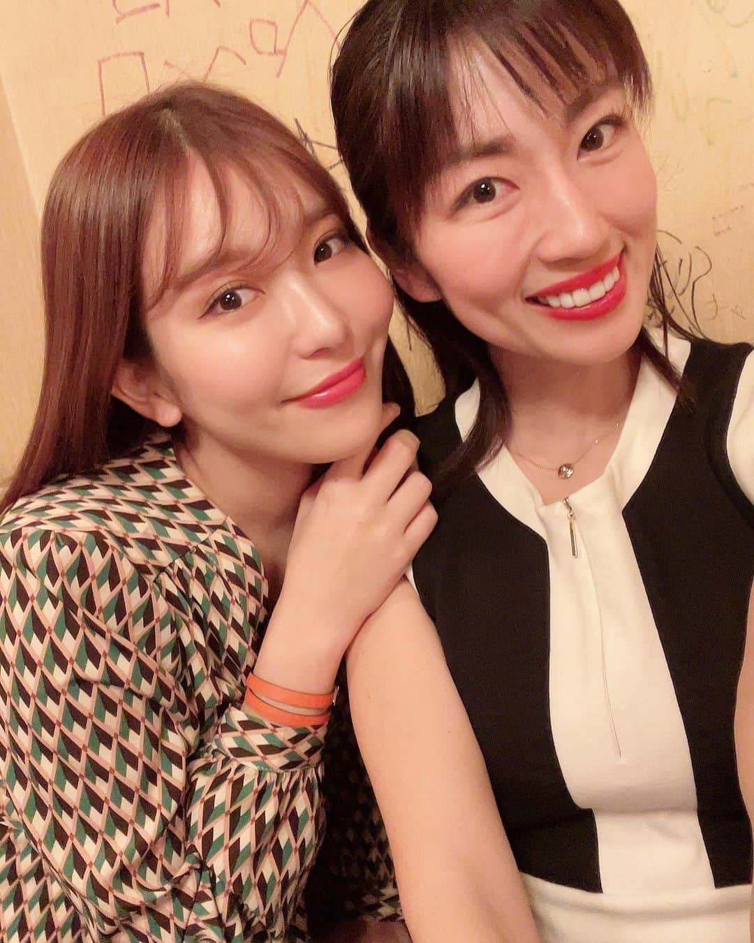 庄司ゆうこさんのインスタグラム写真 - (庄司ゆうこInstagram)「もう10年以上通い続けている大好きな韓国料理のお店ソナムへ✨ 本場の韓国料理だからキムチとかめちゃ辛くて大好き☺️ プルコギとチーズキムチチヂミは必ず注文します(^^) テイクアウトやウーバも出来るからよくデリバリーもしているよ😆 マッコリも美味しかった❣️ その後は近所でカラオケ🎤 音無しにしたけどここちゃん歌めちゃくちゃ上手なんだよぉーっ✨ 私は下手くそなくせにノリノリ🤣 私のお下がりワンピースもここちゃん着てくれて嬉しい❤️ #ソナム#恵比寿#韓国料理#恵比寿ディナー#韓国#行きたい#カラオケ#いつかの思い出#」3月20日 13時03分 - yuko.shoji