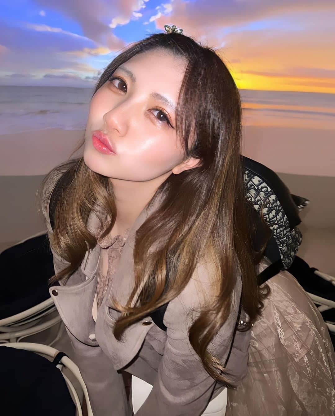 ゆーちゃんさんのインスタグラム写真 - (ゆーちゃんInstagram)「肌beforeとの差がすごい！すっぴん肌綺麗になると嬉しい。最近つや玉出る、自分の肌じゃないみたい😂  毎日塗りこんでるヒト幹細胞培養液 @lalia_x2 美容成分97%のこちら 肌の改善に感動しすぎて商品開発しちゃいました Coming soonです✌  どのくらい肌に変化が出てるか 正式にチェックしたくて 銀座の  @mybeautyclinic_official  で無料診断してもらいました！  表面では見えないシミやくすみ 全部チェックできる VISIAの最先端技術  パッと見で表面には見えなくても、 シミって予備軍隠れてるんだって。 保湿力高くて我ながら肌綺麗になったなぁと😭  ほんで、日焼け止め塗ってないことはすぐバレました。 結構サボっちゃったなぁ油断せず塗ります or飲む日焼け止め飲みます🥹  特にシミ取りできるフォトフェイシャルなど治療1回では効果わかりにくいみたいだけど、、こういう最先端の機会で内部を見ると変化がはっきり見えるようにしてるんだって、 効果への確たる自信があるがゆえの導入に感激  だから 、美容施術前後に VISIA受けることもおすすめー☺️  この日ちょっと色々あったのだけど 看護師さんの対応良すぎて心が浄化されたし、 先生が本当に素敵な方だったから印象に残ったクリニックで ご紹介したくなりまして載せておきました笑  子連れだとなかなか美容施術行けないけど 、 今度ダーマペンも受けたいなぁと思ってます 、 私的に子ども産まれる前の時代に 一番受けてよかった施術なので！！ またレポします❤︎  自分的には大満足なほど 肌が改善してきた！！ 最近の肌好きですとっても😆😌 花粉シーズンだけど肌手入れ楽しも！  小顔矯正は  @kankorugi_tachikawa  安定にここ❤︎   #ノーマルカメラ  #すっぴん肌 #ヒト幹細胞培養液  #肌再生 #肌美容 #肌質改善  #美容施術  #シミ  #日焼け止め下地  #メイク  #メイク好きさんと繋がりたい  #肌ケア」3月20日 13時20分 - yurina_era999