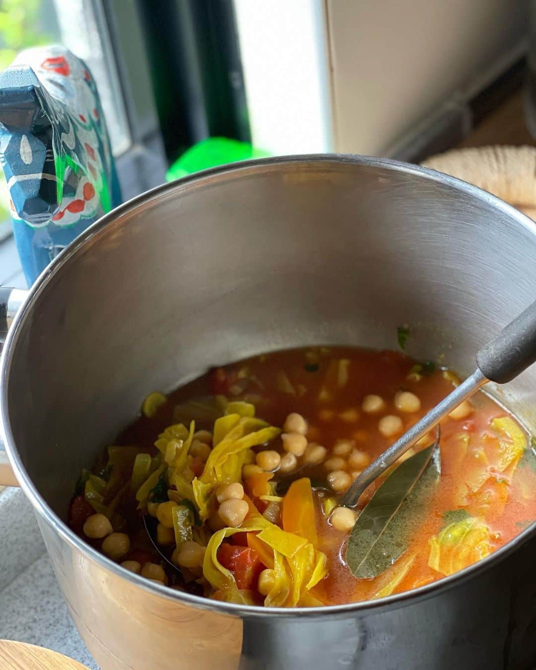 結城アンナさんのインスタグラム写真 - (結城アンナInstagram)「🥣🥄 スープ大好き💕沢山作った時はよく小分けしてから冷凍します。最近はこのショウガ&ビネガーで味付けたスープがお気に入りです🥰 🥣We just love soup and I usually make a big pot and freeze half in separate packets for later🥰  Ginger & Apple Cider Vinegar Refreshing Vegetable Soup ショウガ&アップル・サイダー・ビネガー入りのさっぱり野菜スープ ⁡ A)オリーブ・オイル・・2大さじ ニンニク・・2粒(みじん切り) ショウガ・・2大さじ(みじん切り) ニンジン・・1本(皮むいて、薄くスライス) 玉ねぎ・・1個(皮むいて、細かく切る) セロリ・・1本(葉っぱ含めて、細かく切る) 海塩・・½小さじ ブラックペッパー・・¼〜½小さじ ターメリック・・½小さじ アップルサイダービネガー・・2大さじ B)キャベツ・・1/2, 〜270g(しんを取り除いてから食べやすい大きさに切る) 水・・1.5L 野菜ブイヨンパウダー・・適量(オーサワの野菜ブイヨンだと3小さじ、15g, 3袋) ヒヨコ豆の缶詰・・〜400g(水分をはける) カットトマトの缶詰・・〜400g ローリエの葉っぱ・・2枚  トッピング: EVOオイル, フレッシュ・イタリアン・パセリ ⁡ ☆大きめの鍋にA)を書いてある順番に入れて焦がさないで、ゆっくり炒める ☆B)も加えて、温度とフタで調整しながら、コトコト野菜が柔らかくなるまで煮込む ☆各自のスープ皿に盛ってからEVOオイルとイタリアン・パセリ、ブラックペッパーをペッパーミルで2〜3グラインド  #スープレシピ #野菜レシピ #健康食 #アップルサイダービネガー」3月20日 13時46分 - ayukihouse