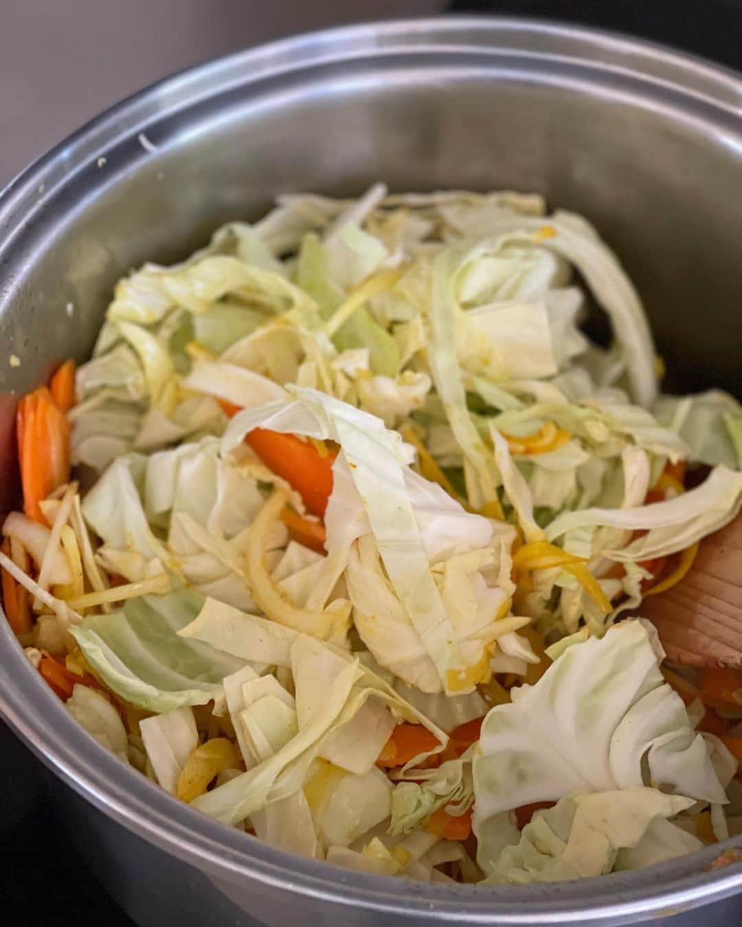 結城アンナさんのインスタグラム写真 - (結城アンナInstagram)「🥣🥄 スープ大好き💕沢山作った時はよく小分けしてから冷凍します。最近はこのショウガ&ビネガーで味付けたスープがお気に入りです🥰 🥣We just love soup and I usually make a big pot and freeze half in separate packets for later🥰  Ginger & Apple Cider Vinegar Refreshing Vegetable Soup ショウガ&アップル・サイダー・ビネガー入りのさっぱり野菜スープ ⁡ A)オリーブ・オイル・・2大さじ ニンニク・・2粒(みじん切り) ショウガ・・2大さじ(みじん切り) ニンジン・・1本(皮むいて、薄くスライス) 玉ねぎ・・1個(皮むいて、細かく切る) セロリ・・1本(葉っぱ含めて、細かく切る) 海塩・・½小さじ ブラックペッパー・・¼〜½小さじ ターメリック・・½小さじ アップルサイダービネガー・・2大さじ B)キャベツ・・1/2, 〜270g(しんを取り除いてから食べやすい大きさに切る) 水・・1.5L 野菜ブイヨンパウダー・・適量(オーサワの野菜ブイヨンだと3小さじ、15g, 3袋) ヒヨコ豆の缶詰・・〜400g(水分をはける) カットトマトの缶詰・・〜400g ローリエの葉っぱ・・2枚  トッピング: EVOオイル, フレッシュ・イタリアン・パセリ ⁡ ☆大きめの鍋にA)を書いてある順番に入れて焦がさないで、ゆっくり炒める ☆B)も加えて、温度とフタで調整しながら、コトコト野菜が柔らかくなるまで煮込む ☆各自のスープ皿に盛ってからEVOオイルとイタリアン・パセリ、ブラックペッパーをペッパーミルで2〜3グラインド  #スープレシピ #野菜レシピ #健康食 #アップルサイダービネガー」3月20日 13時46分 - ayukihouse