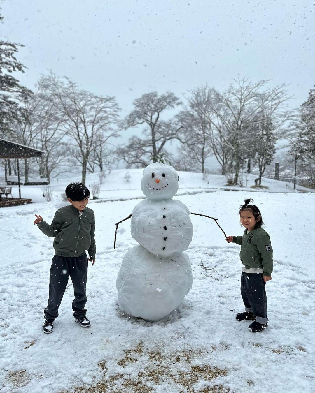 春名亜美さんのインスタグラム写真 - (春名亜美Instagram)「生まれて初めて、本物のふわふわの雪で遊んだ息子達。  嬉しくてスリッポンのまま雪にズボズボ入って行った結果、雪が靴下にくっついて固まって、冷たくて大泣きした次男。  「そりゃこんな靴で雪の上走ったら冷たいに決まってるよ💦」と、とっさに言ったけど、 そっか。雪がこんなに冷たいって初めて知るんだ… と反省。  そのあとは靴に雪が入るたびに脱いでトントンしてを繰り返して、靴下なんてもうビッショビショで、それでも遊んでました☃️  予定外の雪が私にとっても、息子達にとっても良かった☺️  今度は雪遊びが出来る万全の体制で連れて行ってあげたいな😂  #ritzcarltonnikko #リッツカールトン日光 #雪遊び #雪だるま」3月20日 17時12分 - amiharunaami