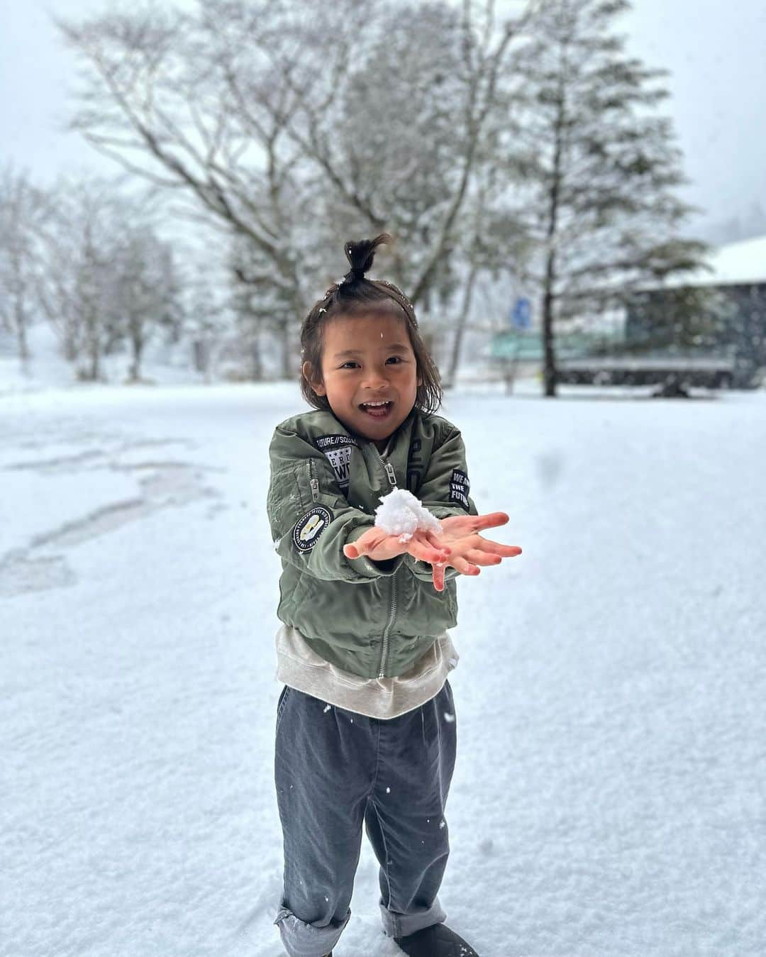 春名亜美さんのインスタグラム写真 - (春名亜美Instagram)「生まれて初めて、本物のふわふわの雪で遊んだ息子達。  嬉しくてスリッポンのまま雪にズボズボ入って行った結果、雪が靴下にくっついて固まって、冷たくて大泣きした次男。  「そりゃこんな靴で雪の上走ったら冷たいに決まってるよ💦」と、とっさに言ったけど、 そっか。雪がこんなに冷たいって初めて知るんだ… と反省。  そのあとは靴に雪が入るたびに脱いでトントンしてを繰り返して、靴下なんてもうビッショビショで、それでも遊んでました☃️  予定外の雪が私にとっても、息子達にとっても良かった☺️  今度は雪遊びが出来る万全の体制で連れて行ってあげたいな😂  #ritzcarltonnikko #リッツカールトン日光 #雪遊び #雪だるま」3月20日 17時12分 - amiharunaami