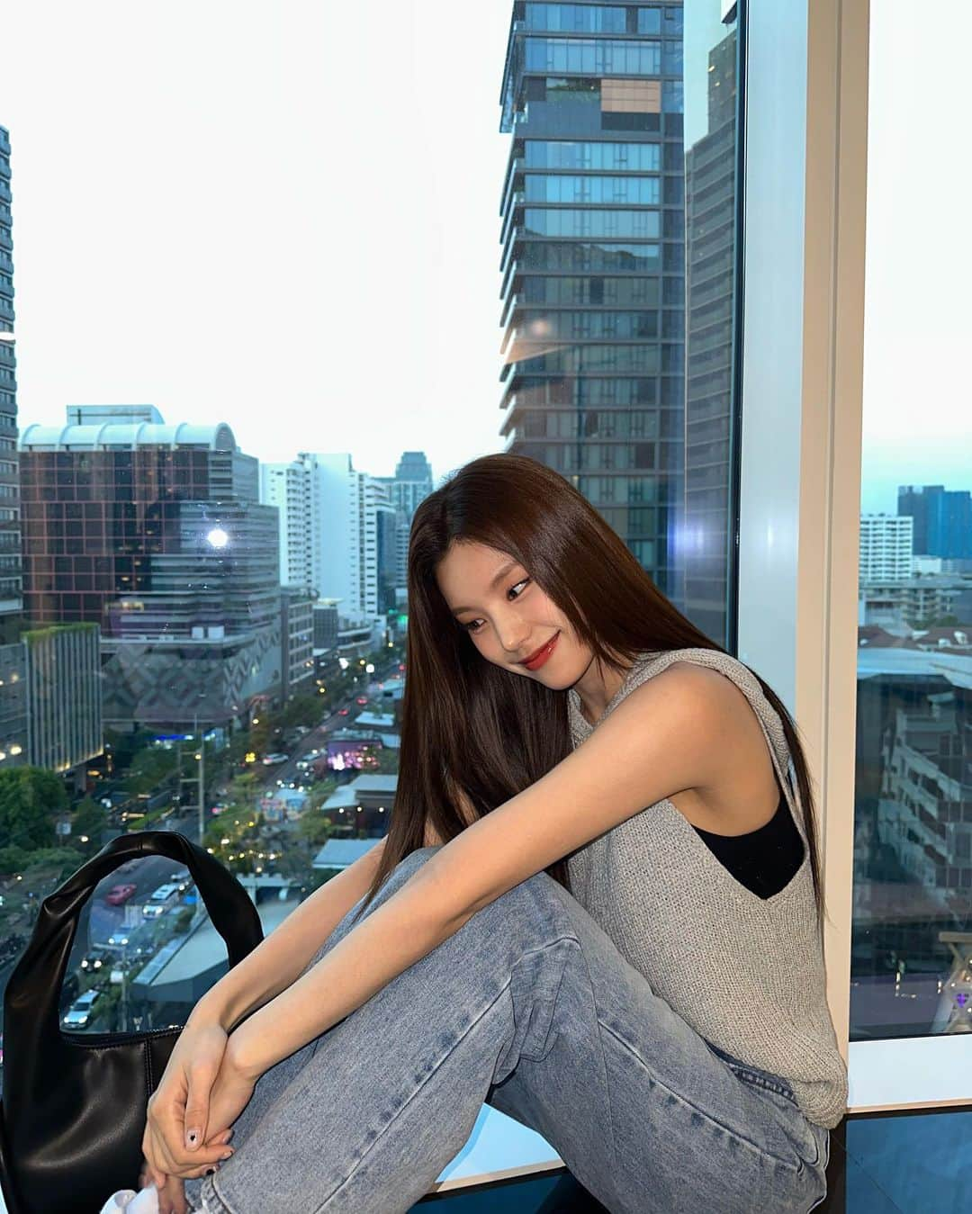 ITZYさんのインスタグラム写真 - (ITZYInstagram)「Bangkok🏙️」3月20日 19時06分 - itzy.all.in.us