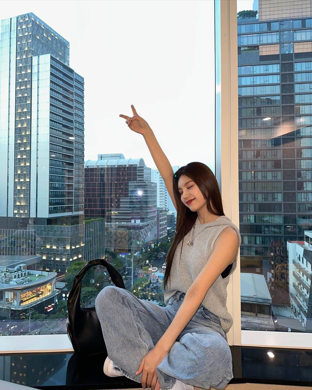 ITZYさんのインスタグラム写真 - (ITZYInstagram)「Bangkok🏙️」3月20日 19時06分 - itzy.all.in.us