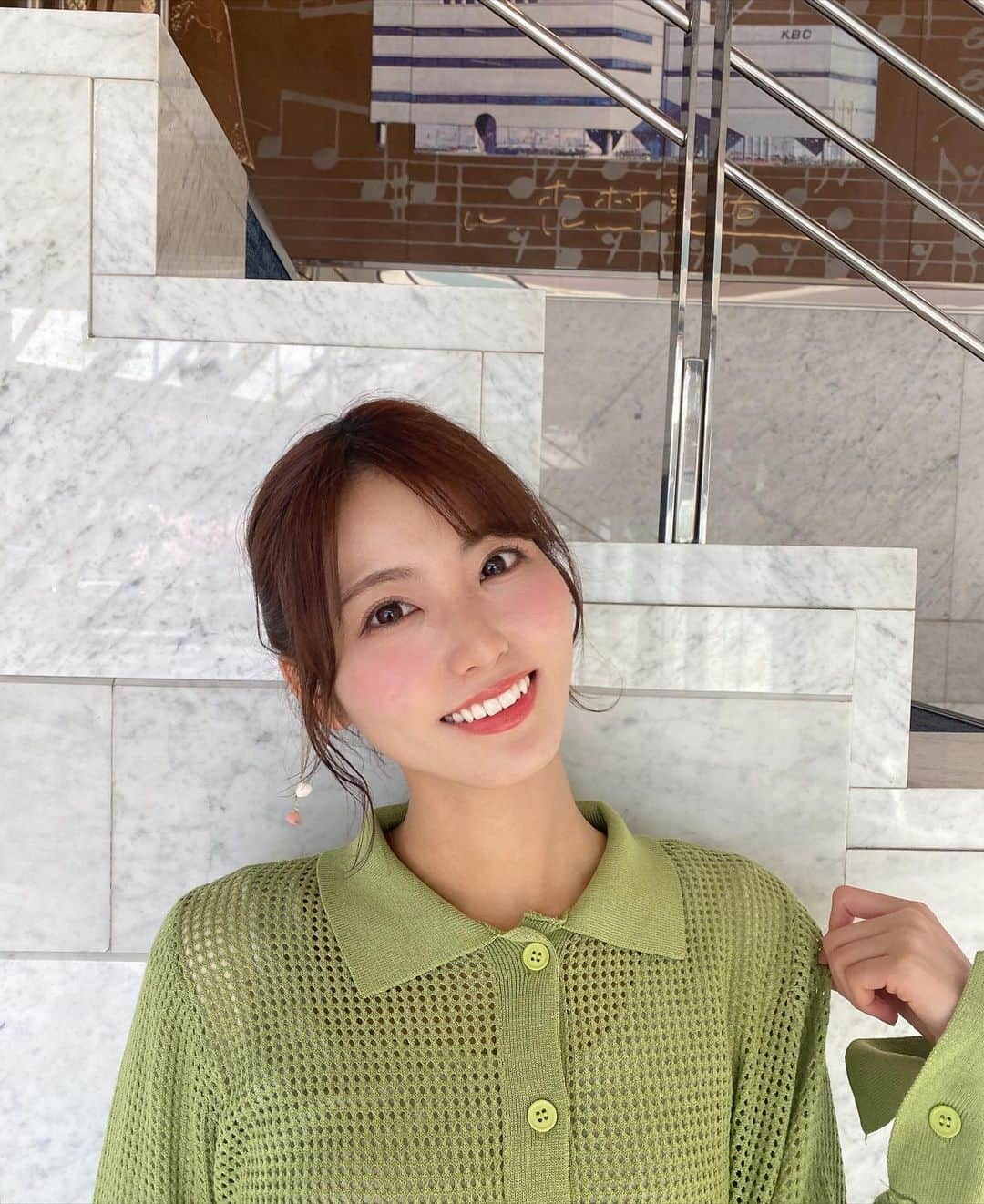 山下七子さんのインスタグラム写真 - (山下七子Instagram)「こんばんは🍀 今日も1日お疲れ様でした✨  今朝のアサデス。KBCの衣装は @selectmoca さんの ・白のデニムジャケット ・グリーンのロングカフスメッシュニット ・ライトベージュのハイウエストワイドパンツ メッシュニットの程よい透け感が涼しげで春らしい🦜🦜  今日麻美さんからジャスミン茶を 頂いてしまいまして、、♡♡ 早朝はまだひんやりするのでお天気担当の日は マイボトルに温かい飲み物を持参しているんです🫖 今日はアールグレイティーを飲んでいました♪ もちろん明日はジャスミン茶を 持っていこうと決めましたっ☺️☺️  皆さんも朝のうちは暖かくしてお過ごし下さいね🍀  明日は祝日版アサデス。KBC☀️ お仕事の方もおやすみの方も是非ご覧下さいー！！！！  #アサデス#アサデスKBC#KBC#福岡県#お天気お姉さん#デニムジャケット #メッシュニット#ハイウエストパンツ #まとめ髪アレンジ #イヤーカフ#春コーデ」3月20日 21時25分 - yamashita_nanako