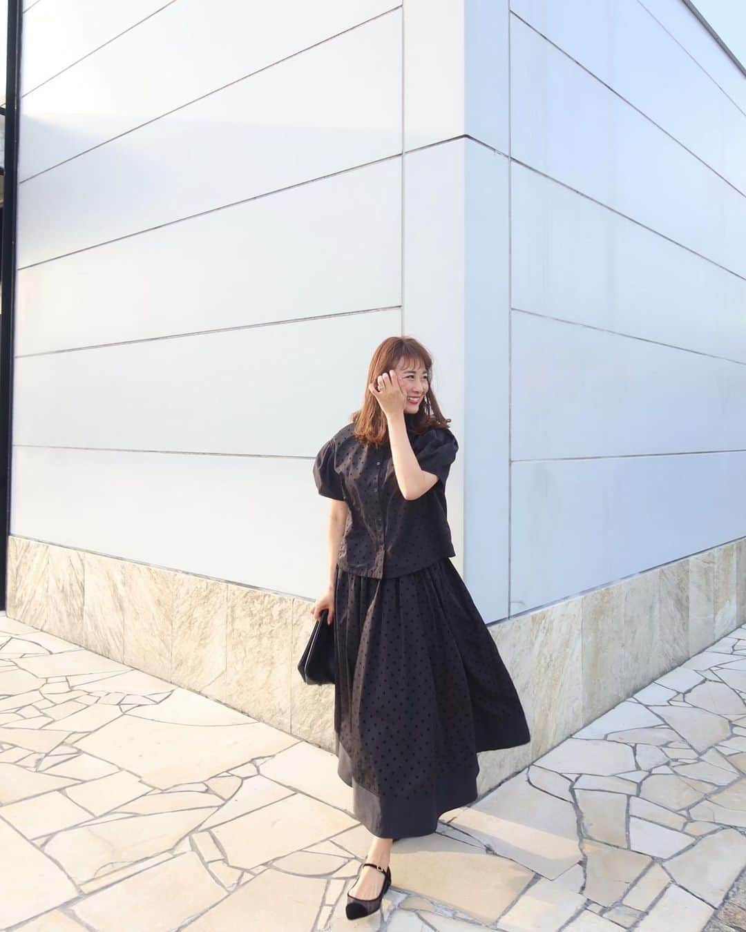 Mai Wakimizuさんのインスタグラム写真 - (Mai WakimizuInstagram)「全身ドット♡サンプル写真を載せた時から今もずーっとお問合せのあるドットセットアップ。ブラウスのお袖とスカートの裾に使ったハリのある生地がドットデザインとパーフェクトな相性で、可愛さの中にフォーマルさがプラスされた高級感ある一枚に♡(6枚目分かりやすい！)お袖のポワンが本っ当に二の腕を華奢に見せてくれて、撮りながらカメラマン真加と一緒に感動だった♡笑 ミニマムな襟も新鮮で好きだし、スカートのシルエットもしっかりボリュームあって大満足だし、これは是非セットアップで来て欲しい！オケージョンにも行けます＼(^o^)／ #wakkinstyle tops&skirt:#linkable @linkable_official(今週23日発売予定)」3月20日 22時11分 - wakkin__m