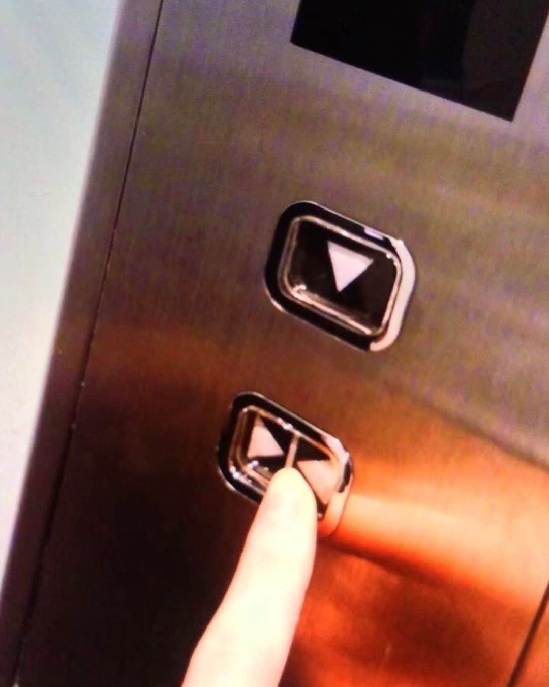 譜久村聖さんのインスタグラム写真 - (譜久村聖Instagram)「NHK Eテレ｢沼にハマってきいてみた｣ ご覧くださった皆さんありがとうございました🌼*･  初めて触るモールス信号の押し心地は 2.3枚目の写真のボタンと感覚が似ていました☝🏻  このエレベーターのボタンに会ったら モールス信号ってこんな押し心地なんだなぁ…と感じてください😏🤍  DJ松永さん、サーヤさん、わたげさん、コウスケ君ありがとうございました🎀  #NHK沼 #沼ハマ #NHK #DJ松永 さん @dj_matsunaga  #サーヤ さん @sa__yah  #わたげ さん @_wata.a  #morningmusume23 #モーニング娘 #morningmusume #モーニング娘 #譜久村聖 #ふくちゃん」3月20日 22時11分 - mizuki_fukumura.official
