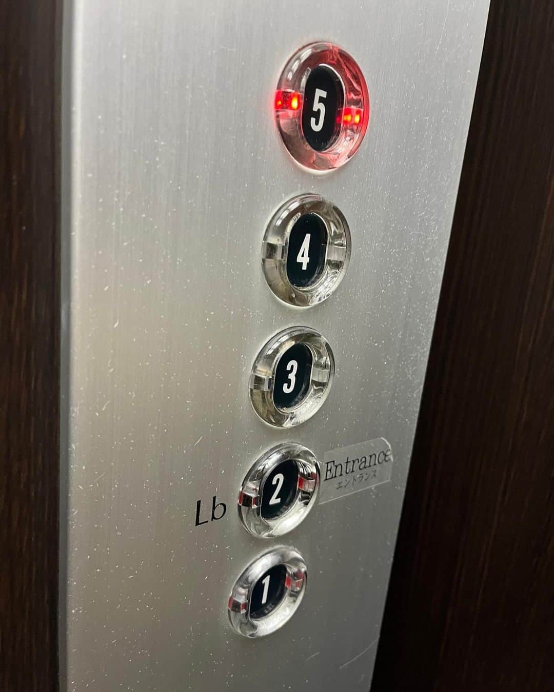 譜久村聖さんのインスタグラム写真 - (譜久村聖Instagram)「NHK Eテレ｢沼にハマってきいてみた｣ ご覧くださった皆さんありがとうございました🌼*･  初めて触るモールス信号の押し心地は 2.3枚目の写真のボタンと感覚が似ていました☝🏻  このエレベーターのボタンに会ったら モールス信号ってこんな押し心地なんだなぁ…と感じてください😏🤍  DJ松永さん、サーヤさん、わたげさん、コウスケ君ありがとうございました🎀  #NHK沼 #沼ハマ #NHK #DJ松永 さん @dj_matsunaga  #サーヤ さん @sa__yah  #わたげ さん @_wata.a  #morningmusume23 #モーニング娘 #morningmusume #モーニング娘 #譜久村聖 #ふくちゃん」3月20日 22時11分 - mizuki_fukumura.official
