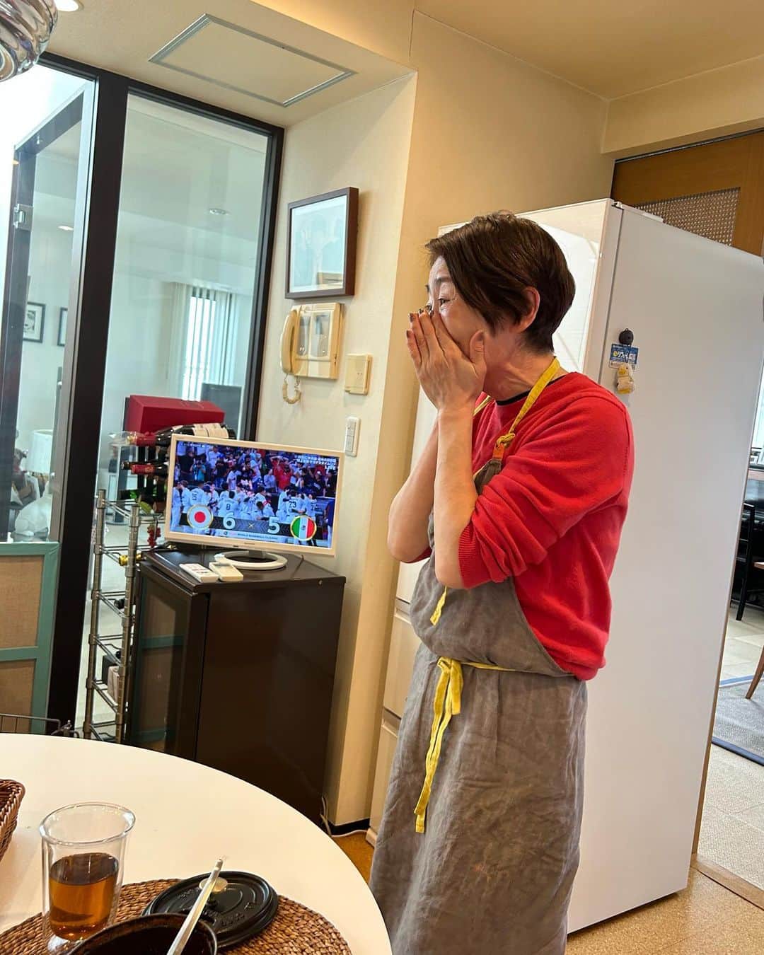 安藤優子さんのインスタグラム写真 - (安藤優子Instagram)「やったー‼️  もう泣けて泣けて。  サムライジャパン‼️  村上さまの会心の一撃でサヨナラ逆転勝利。  事務所スタッフとユッケジャンクッパのお昼の最中でした。  いやー大谷さんも、吉田さんも、そしてサヨナラのホームベースを駆け抜けた周東選手も、本当に素晴らしい勝利でした！  明日はアメリカとの決勝戦。  あーまだ心臓がバクバクしています。  #フレンチブルドッグ  #安藤優子」3月21日 12時09分 - yukoando0203