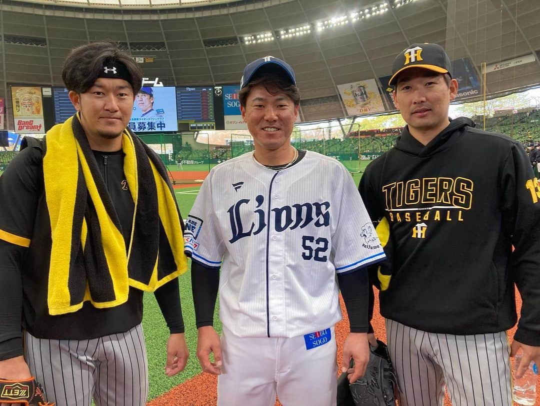 阪神タイガースさんのインスタグラム写真 - (阪神タイガースInstagram)「#陽川尚将 選手と同級生の3人との写真です！ #埼玉西武ライオンズ #陽川尚将 選手 #阪神タイガース  #原口文仁 選手 #岩貞祐太 選手 #岩崎優 選手 #同級生  #ARE」3月21日 12時19分 - hanshintigers_official