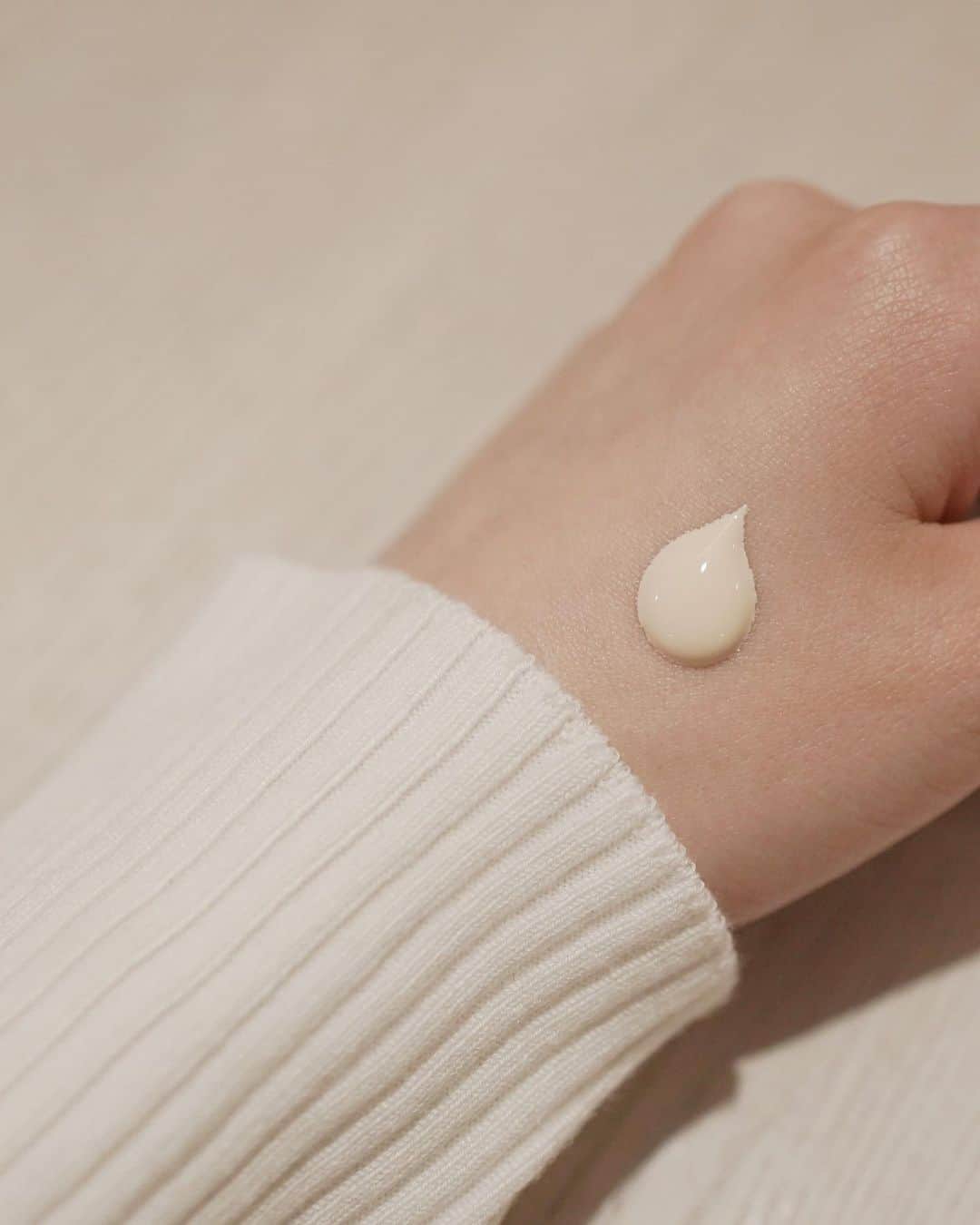 藤井夏恋さんのインスタグラム写真 - (藤井夏恋Instagram)「ORBIS u🥚  私の肌にはとても相性の良いオルビスユーさん。いつもエッセンスローションを愛用しています♪そんなオルビスユーシリーズから初となるベースメイクシリーズが発売されるそうです。スキンケアからそのままベースメイクも使用できるなんて最高！  まさに「美の“育成ベースメイク”」 プライマーでトーンがぐっとあがり、クッションファンデでは軽い付け心地なのにカバー力の高さとシルキーなツヤのある仕上がりになるのが魅力的。  日中もケアができるのはとても嬉しいな🤍  #育成ベースメイク #美の育成 #オルビスユートリートメントプライマー #オルビスユートリートメントクッションファンデーション #オルビスユー #orbis #オルビス #orbis_pr #下地 #クッションファンデーション #ファンデーション #スキンケア #化粧水  @orbis_jp」3月21日 17時48分 - fujiikaren_official