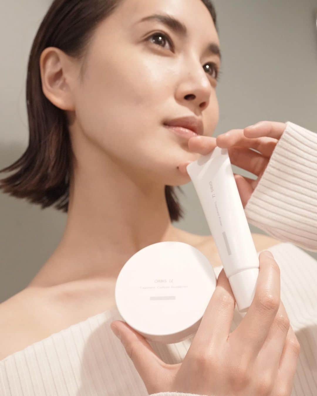藤井夏恋さんのインスタグラム写真 - (藤井夏恋Instagram)「ORBIS u🥚  私の肌にはとても相性の良いオルビスユーさん。いつもエッセンスローションを愛用しています♪そんなオルビスユーシリーズから初となるベースメイクシリーズが発売されるそうです。スキンケアからそのままベースメイクも使用できるなんて最高！  まさに「美の“育成ベースメイク”」 プライマーでトーンがぐっとあがり、クッションファンデでは軽い付け心地なのにカバー力の高さとシルキーなツヤのある仕上がりになるのが魅力的。  日中もケアができるのはとても嬉しいな🤍  #育成ベースメイク #美の育成 #オルビスユートリートメントプライマー #オルビスユートリートメントクッションファンデーション #オルビスユー #orbis #オルビス #orbis_pr #下地 #クッションファンデーション #ファンデーション #スキンケア #化粧水  @orbis_jp」3月21日 17時48分 - fujiikaren_official