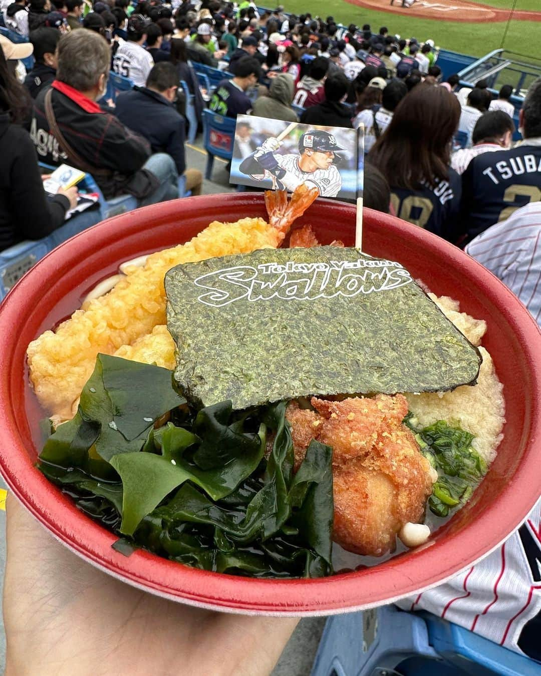 坂元美香さんのインスタグラム写真 - (坂元美香Instagram)「オープン戦すわほー！🙌🐧 & さむらいほー！！  ❶お久しぶりのホーム神宮です！😆 ❷❸今日は一粒万倍日&天赦日という スーパー縁起の良い日なので 何か新しいことを始めたり、 初下ろしするのに一番良い日とされています✨ ということで、わたしは村上くんの 2022リーグ優勝記念ユニを初下ろし！ ❹キャプテン山田哲人のキャプ天うどん🍜 海老天2本に唐揚げまで入ってる🤣 ❺空中くるりんぱ ❻本日の初下ろしは木澤くんクルーユニも！ ❼今年も引き続き応燕！ ❽試合終了後の村上くんコール🎉 ❾今日のWBC 村上くん逆転サヨナラ✨😭 【※音量注意です】 日本中が泣いたに違いない！！ 村上くんいつも感動をありがとう！ 大谷くん、侍JAPANの皆さん感動をありがとう✨  明日のWBC決勝は、 仕事で撮影に入ってしまうので観れません🥲 どうか優勝できますように！🙏  で、仕事終わったらまた神宮で オープン戦 観戦かな🤭  #坂元野球観戦記録  #オープン戦 #ヤクルトスワローズ #ヤクルト戦 #楽天戦 #神宮球場 #wbc #村上宗隆 #逆転サヨナラ」3月21日 18時09分 - mika_saka