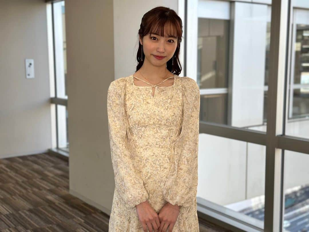 フジテレビ「めざましテレビ」さんのインスタグラム写真 - (フジテレビ「めざましテレビ」Instagram)「ファッション雑誌CanCamとコラボしたお天気コーナー「きょう何着て行く？」 林佑香の毎日のコーデを紹介♪   3月20日(月)   【今日のコーデ】 ・ジャケット→@uniqlo_jp 6990円 ・ワンピース→ @mercuryduo_com 1万8700円 ・靴→@talantonbydiana 2万3100円  ・イヤリング→ mimi33_official 3300円   【ポイント】 クリーミーなワントーンコーデが春らしさを盛り上げる🤍単調に見えないよう、シアー感のある花柄ワンピで立体的に着こなすのがコツ💐程よい華やかさも加わって、一目置かれる印象的な佇まいが完成します☺️  #めざましテレビ #きょう何着て行く？ #林佑香 #今日のコーデ #コーデ #CanCam #今日のファッション#ootd #きょう何着て行く？は月〜金朝6時22分ごろ放送📺  #ゆかちゃん #きれいめコーデ #きれいめカジュアル #大人コーデ #春コーデ #オフィスカジュアル #上品コーデ #アナウンサー衣装」3月21日 20時35分 - mezamashi.tv