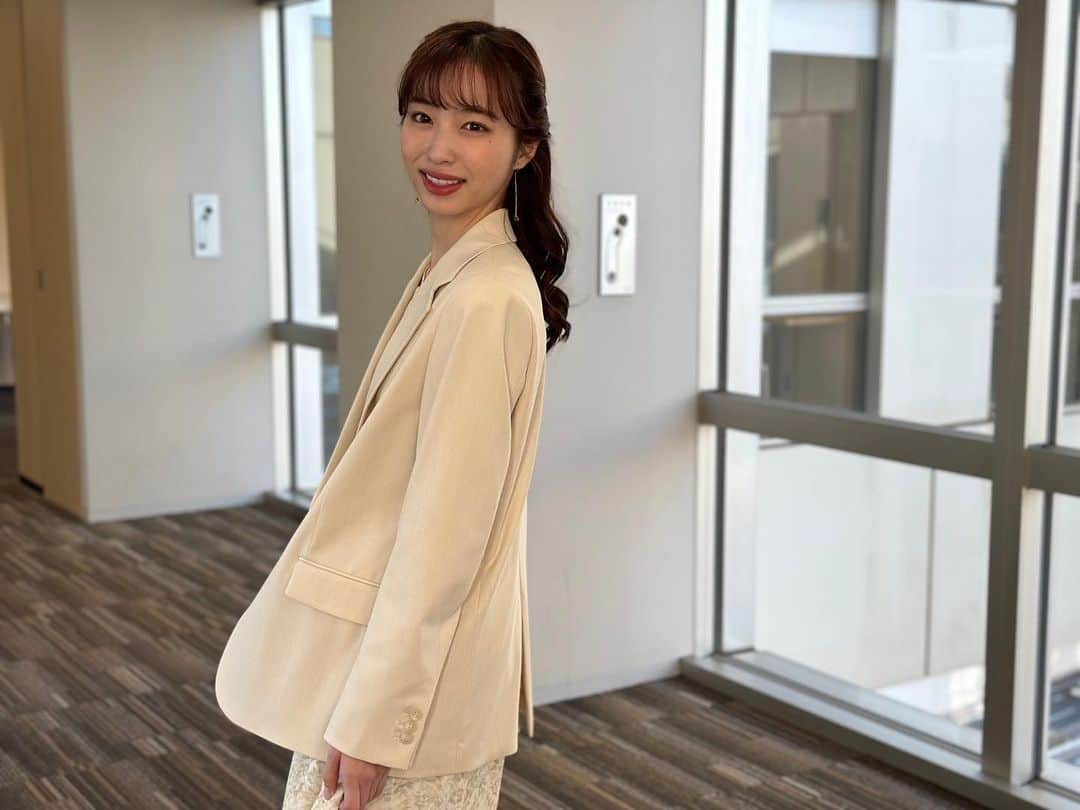 フジテレビ「めざましテレビ」さんのインスタグラム写真 - (フジテレビ「めざましテレビ」Instagram)「ファッション雑誌CanCamとコラボしたお天気コーナー「きょう何着て行く？」 林佑香の毎日のコーデを紹介♪   3月20日(月)   【今日のコーデ】 ・ジャケット→@uniqlo_jp 6990円 ・ワンピース→ @mercuryduo_com 1万8700円 ・靴→@talantonbydiana 2万3100円  ・イヤリング→ mimi33_official 3300円   【ポイント】 クリーミーなワントーンコーデが春らしさを盛り上げる🤍単調に見えないよう、シアー感のある花柄ワンピで立体的に着こなすのがコツ💐程よい華やかさも加わって、一目置かれる印象的な佇まいが完成します☺️  #めざましテレビ #きょう何着て行く？ #林佑香 #今日のコーデ #コーデ #CanCam #今日のファッション#ootd #きょう何着て行く？は月〜金朝6時22分ごろ放送📺  #ゆかちゃん #きれいめコーデ #きれいめカジュアル #大人コーデ #春コーデ #オフィスカジュアル #上品コーデ #アナウンサー衣装」3月21日 20時35分 - mezamashi.tv