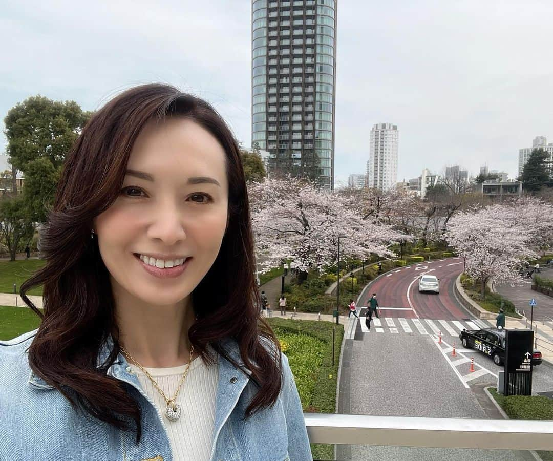 駒田奈美さんのインスタグラム写真 - (駒田奈美Instagram)「・ ・ ・ 『今年も』 ・ ・ 東京ミッドタウンの桜を見に… ・ ・ ・ 今週後半には満開かも ・ ・ 雲が多かったけれど 桜の花、綺麗でした🌸 ・ ・ ・ #駒田奈美#モデル#アラフィフ#美魔女#桜#お花見#東京ミッドタウン#東京ミッドタウン六本木 #きれい」3月21日 23時31分 - nami.komada