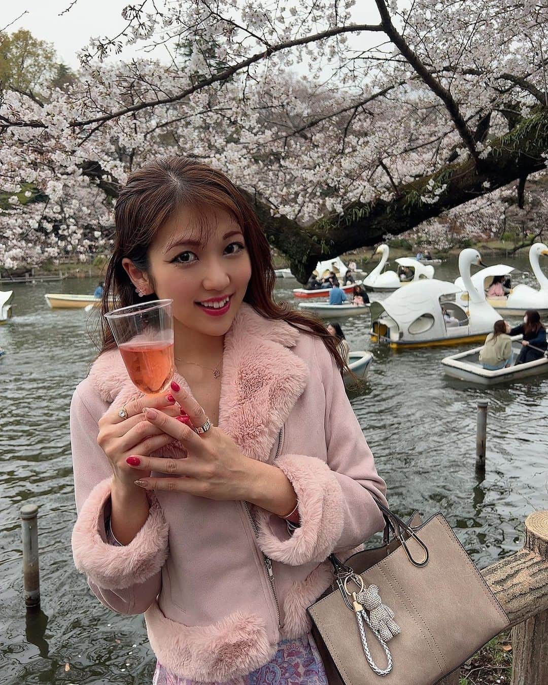 神谷麻美さんのインスタグラム写真 - (神谷麻美Instagram)「#桜 綺麗～💖🥰🫶🏻🌸💖✨️  #花見 したよっ🌸💖🌸💖🌸✨️   #スワン いっぱい 💖🦢🌸💖✨️ 可愛い〜っ💖🌸💖🌸💖✨️  💖🌸🦢🦢🦢🦢🦢🌸💖✨️」3月22日 0時36分 - asamice428