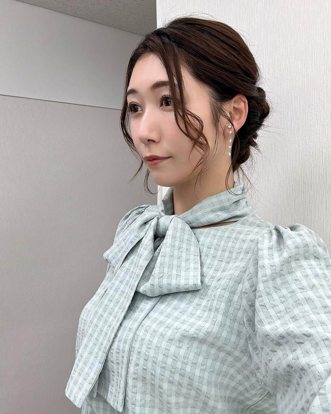 穂川果音さんのインスタグラム写真 - (穂川果音Instagram)「hairstyle  編み込みのアップヘアです😊  #hairstyle #hairarrange #アップヘア　#アベプラ　#abematv #アップスタイル　#イヤリング　#earrings   #穂川果音  #気象予報士　#下めアップ  #綺麗めアレンジ 　#まとめ髪　#お天気キャスター　#編み込みアレンジ  #前髪アレンジ」3月22日 12時45分 - hokawakanonn