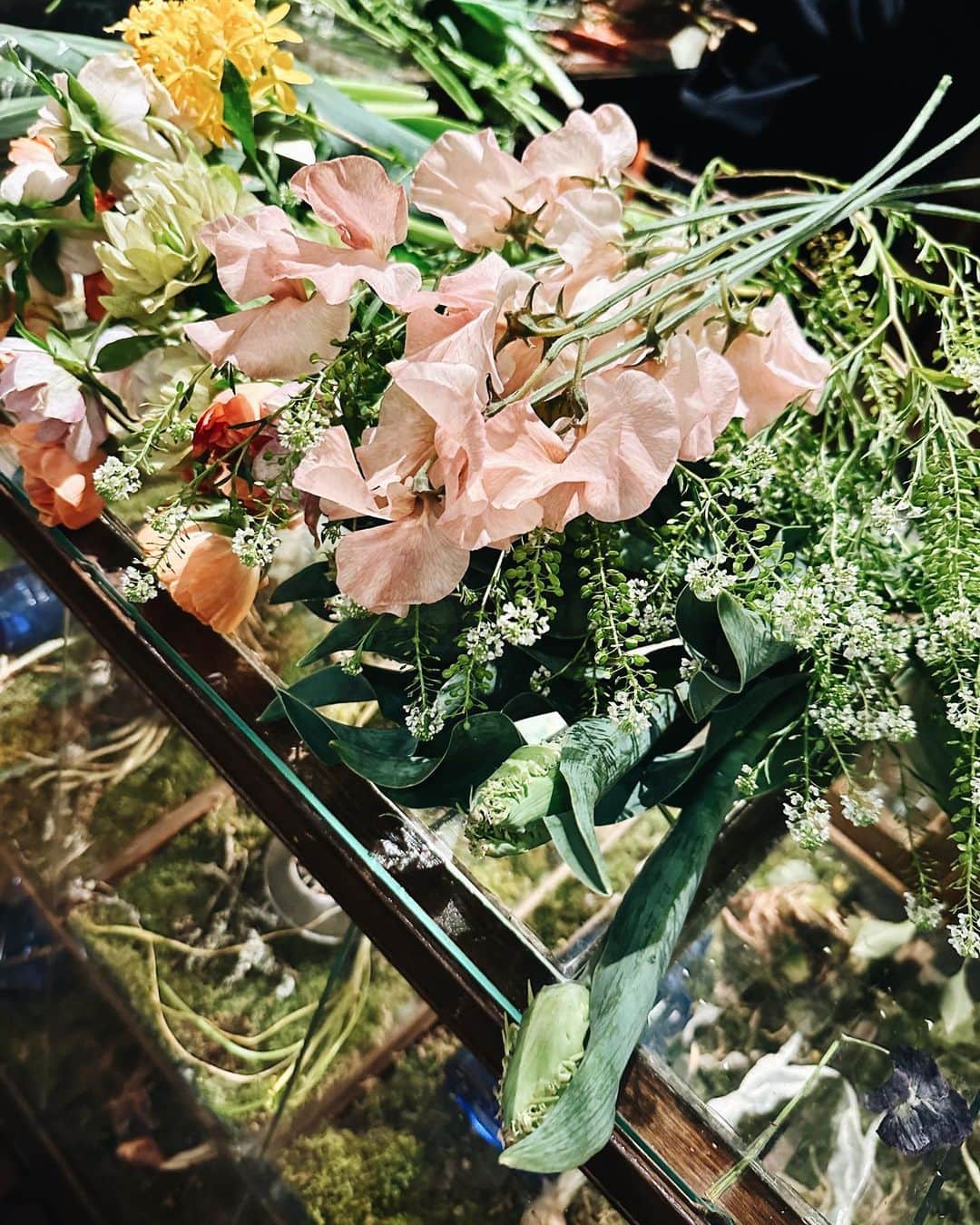 高山都さんのインスタグラム写真 - (高山都Instagram)「愛知に来たら寄りたい場所がある。 @flowernoritake  則武さんの作品を目にすることは東京でも多々あって、本当に素敵でうっとり。 プレゼントで彼の花束をいただくこともよくあり、本当に嬉しい。 わたしたちの結婚式のウェルカムボードも作っていただきました！♡  今日は、日間賀島旅の帰り(そう今回は安井家の家族旅行でした！)に、夫の両親とみんなで寄ったので、素敵なお花を作ってもらい、お母さんにプレゼントしました。 ここのお花たち、見たことないチューリップやクリスマスローズ、こんな品種あるのかー！と驚きっぱなし。 いるだけで、本当に楽しい場所なんです。  完成したブーケ、とっても素敵で見ていてニヤニヤしてしまった。 お母さんにとっても似合っていた😉💛  則武さん、ありがとうございました！！」3月22日 14時24分 - miyare38
