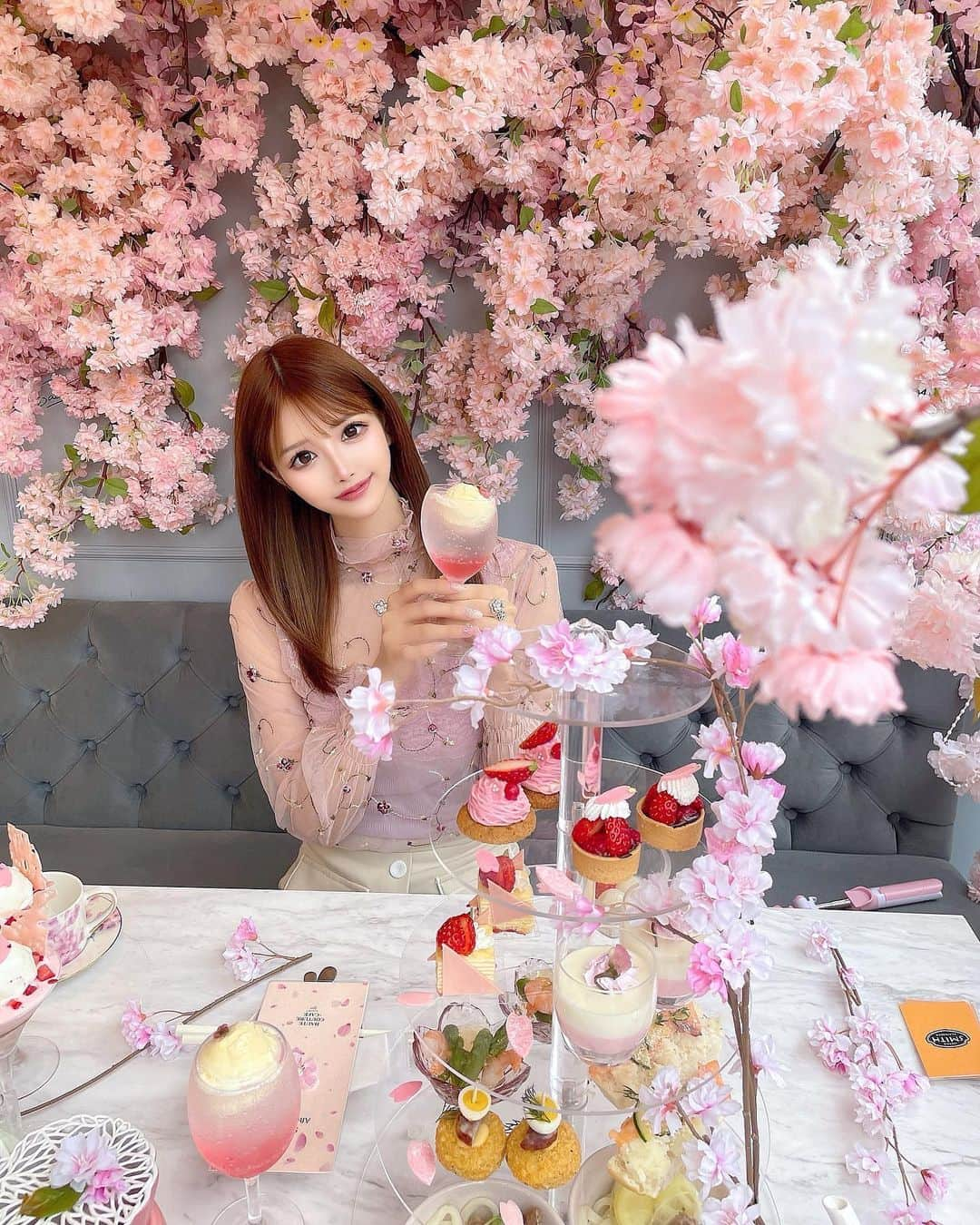 桜咲乃愛さんのインスタグラム写真 - (桜咲乃愛Instagram)「私の1番好きなアフタヌーンティー🌸💕☕️ @hautecouturecafe_official  の桜アフタヌーンティー🌸🤍  どの季節も素敵だけど名前にも入れるほど桜が大好きなので、桜の季節が1番推し🌸💓  今回もボリューミーでしっかりしょっぱいおうどんもついていて最高だった💕✨  来月も予約したっ🌸🤍  #桜#桜アフタヌーンティー#桜スイーツ #中目黒#オートクチュールカフェ#桜カフェ#カフェ巡り」3月22日 14時27分 - noasama1101