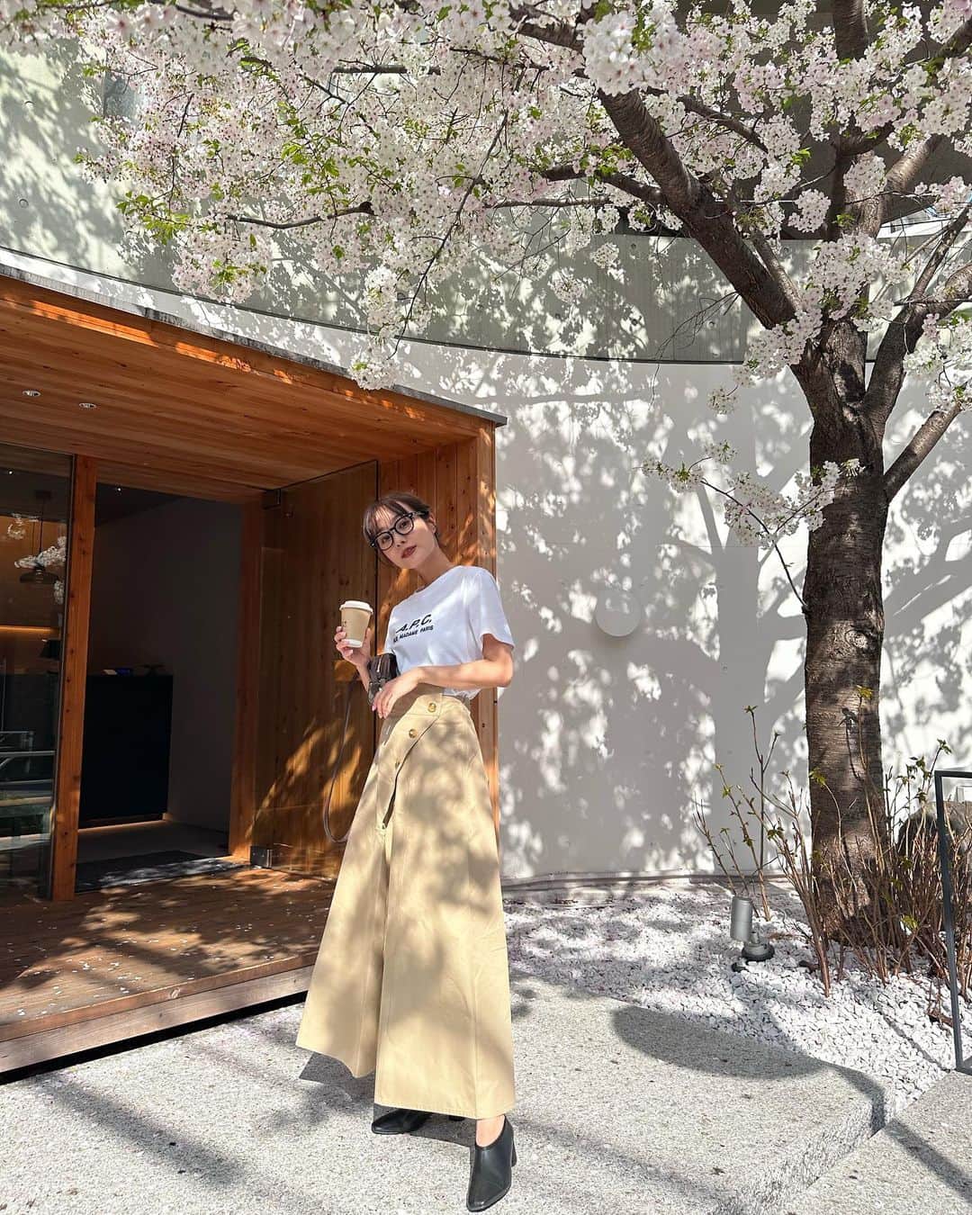 前田希美（まえのん）さんのインスタグラム写真 - (前田希美（まえのん）Instagram)「代官山の近くにある、桜が満開のCafe♡  とってもいい天気で素敵な空間でした。  桜も柔らかいピンクでとっても綺麗でした🌸  N WITH.のトレンチスカートも スタイルアップして見えるから  今日会う人会う人に 褒めていただいた🫣嬉  SM展開です。 (Sサイズを着てます！)   #nwith #code #fashion #ootd #nwithstyling #のんカフェ巡り  #dolcetacubo #恵比寿カフェ #代官山カフェ #ebisucafe #cafe #tokyocafe #cafestagram」3月22日 16時37分 - maeda_nozomi
