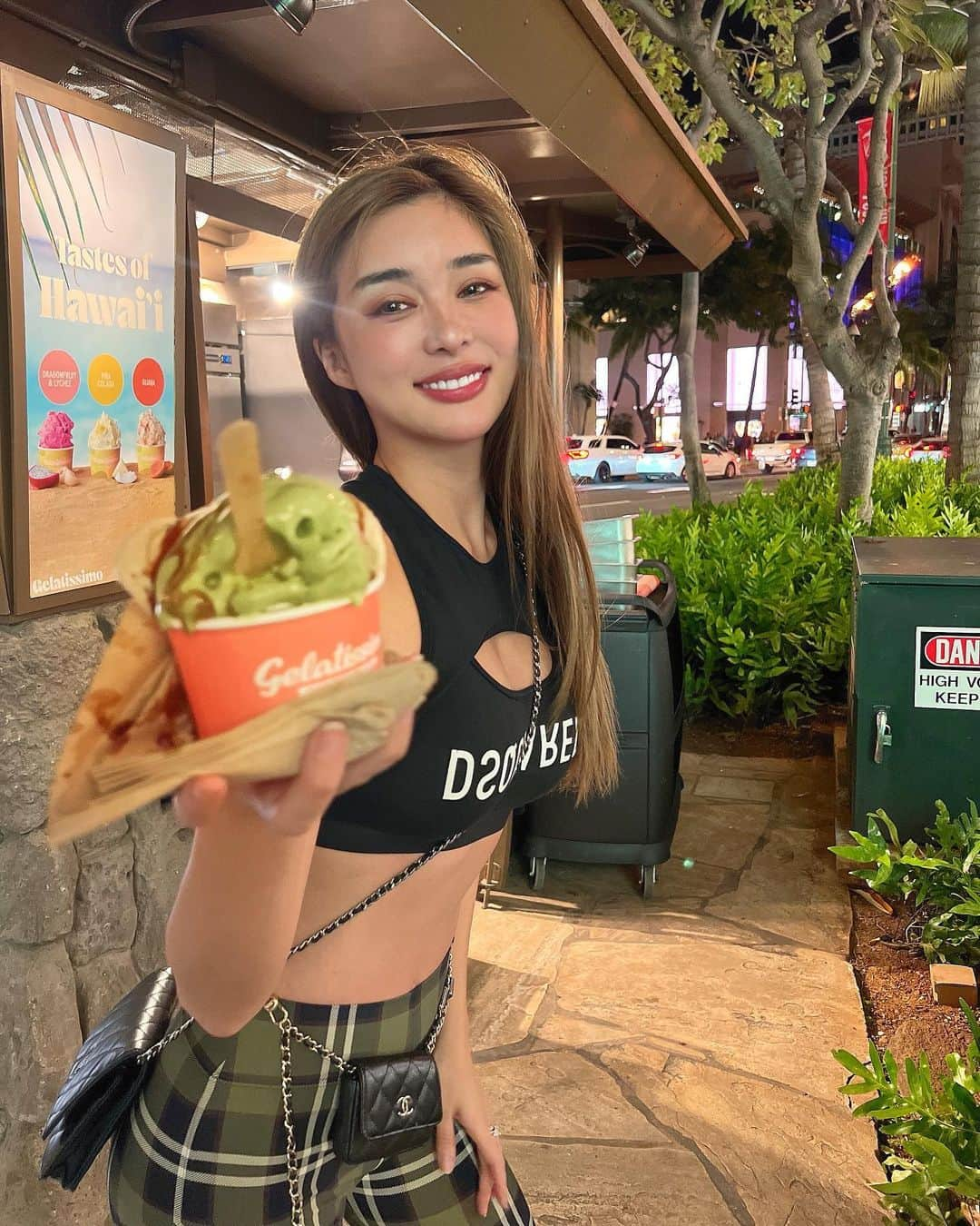 濱野りれさんのインスタグラム写真 - (濱野りれInstagram)「【ZIGU】in Honolulu, Hawaii I finally missed Japanese food😂 My recommendation▶︎Swipe I ate desert here and also outside too😗🤙   日本料理【ZIGU】へ！ おすすめ料理は2枚目と3枚目。 ZIGUでデザートも食べながら帰りにジェラート(Hot fudge追加)食べてます！ ZIGU美味しかったよ！❤️  #ZIGU #ziguhonolulu #hawaii #honolulu #waikiki #hawaiieats #honolulueats #honolulufoodies #hawaiifoodie #hawaiifood #hawaiifoodies #hawaiilife #hawaiistagram #dsquared2 #burberry #ハワイ #ホノルル #ハワイグルメ #ワイキキ #ワイキキグルメ #ハワイレストラン」3月22日 17時07分 - riregram