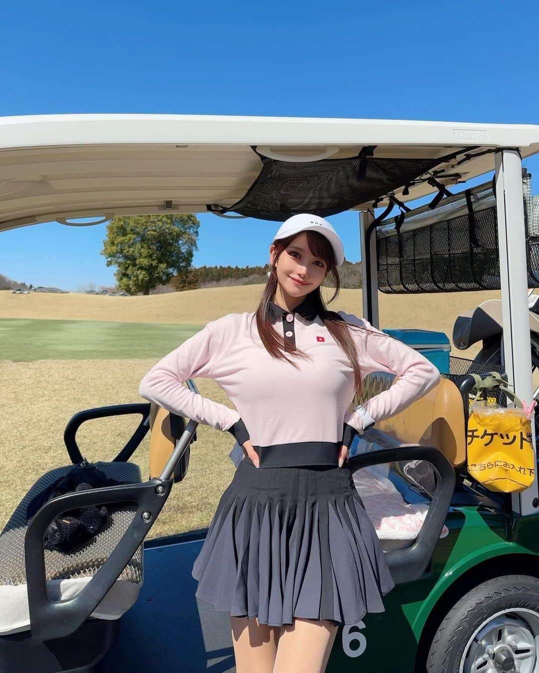 MAYUさんのインスタグラム写真 - (MAYUInstagram)「. この前、すっごく良いお天気でゴルフ日和だった⛳️☀️ 雲一つない空がとっても綺麗だったなぁ🥺✨ . ウェアは @onoff.golfwear 🤍 このスカートかわいすぎる！！ ボリューミーで、意味もなく回りたくなる感じのふわふわさなの🖤✨ ピンクもあって迷ったんだけど、2色とも買えばよかったなぁと少し後悔中。。🥺 . ここ最近はドライバーが安定していて 飛距離も伸びてきた🏌️‍♀️ ドライバーがうまくいくと気持ちも良いし、楽しさも倍増するよね〜😆❣️ . . #ゴルフ女子#ゴルフ#ゴルフウェア#ゴルフコーデ#オノフ#オノフゴルフ#成田#成田ゴルフ倶楽部#golf#golfwear#golfaddict#golflife#golfclub#golfcourse#golfgirl#narita#japan#japanesegirl#onoff#onoffgolf#온오프#골프#골프스타그램#골프패션#골프웨어#골프스윙#패션」3月22日 19時33分 - mayu.kina_golf