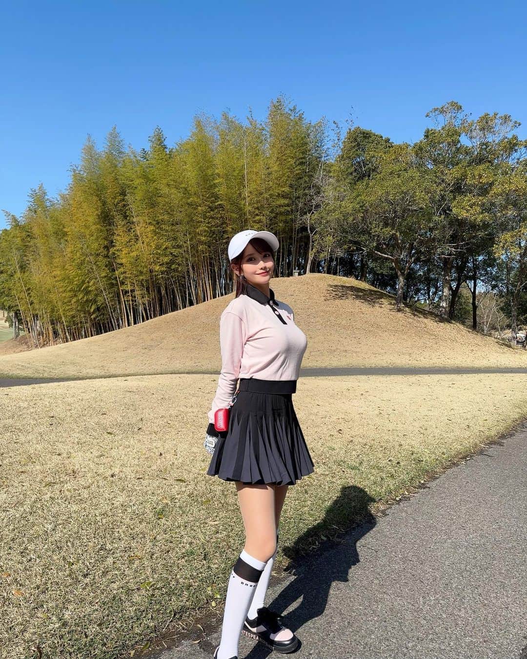 MAYUさんのインスタグラム写真 - (MAYUInstagram)「. この前、すっごく良いお天気でゴルフ日和だった⛳️☀️ 雲一つない空がとっても綺麗だったなぁ🥺✨ . ウェアは @onoff.golfwear 🤍 このスカートかわいすぎる！！ ボリューミーで、意味もなく回りたくなる感じのふわふわさなの🖤✨ ピンクもあって迷ったんだけど、2色とも買えばよかったなぁと少し後悔中。。🥺 . ここ最近はドライバーが安定していて 飛距離も伸びてきた🏌️‍♀️ ドライバーがうまくいくと気持ちも良いし、楽しさも倍増するよね〜😆❣️ . . #ゴルフ女子#ゴルフ#ゴルフウェア#ゴルフコーデ#オノフ#オノフゴルフ#成田#成田ゴルフ倶楽部#golf#golfwear#golfaddict#golflife#golfclub#golfcourse#golfgirl#narita#japan#japanesegirl#onoff#onoffgolf#온오프#골프#골프스타그램#골프패션#골프웨어#골프스윙#패션」3月22日 19時33分 - mayu.kina_golf