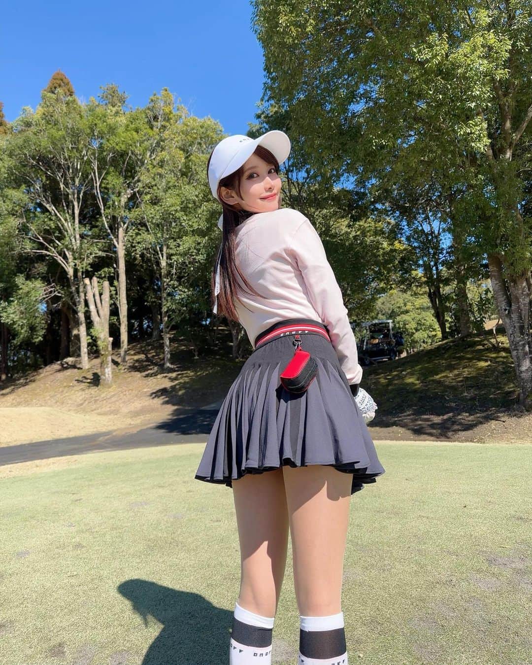 MAYUさんのインスタグラム写真 - (MAYUInstagram)「. この前、すっごく良いお天気でゴルフ日和だった⛳️☀️ 雲一つない空がとっても綺麗だったなぁ🥺✨ . ウェアは @onoff.golfwear 🤍 このスカートかわいすぎる！！ ボリューミーで、意味もなく回りたくなる感じのふわふわさなの🖤✨ ピンクもあって迷ったんだけど、2色とも買えばよかったなぁと少し後悔中。。🥺 . ここ最近はドライバーが安定していて 飛距離も伸びてきた🏌️‍♀️ ドライバーがうまくいくと気持ちも良いし、楽しさも倍増するよね〜😆❣️ . . #ゴルフ女子#ゴルフ#ゴルフウェア#ゴルフコーデ#オノフ#オノフゴルフ#成田#成田ゴルフ倶楽部#golf#golfwear#golfaddict#golflife#golfclub#golfcourse#golfgirl#narita#japan#japanesegirl#onoff#onoffgolf#온오프#골프#골프스타그램#골프패션#골프웨어#골프스윙#패션」3月22日 19時33分 - mayu.kina_golf