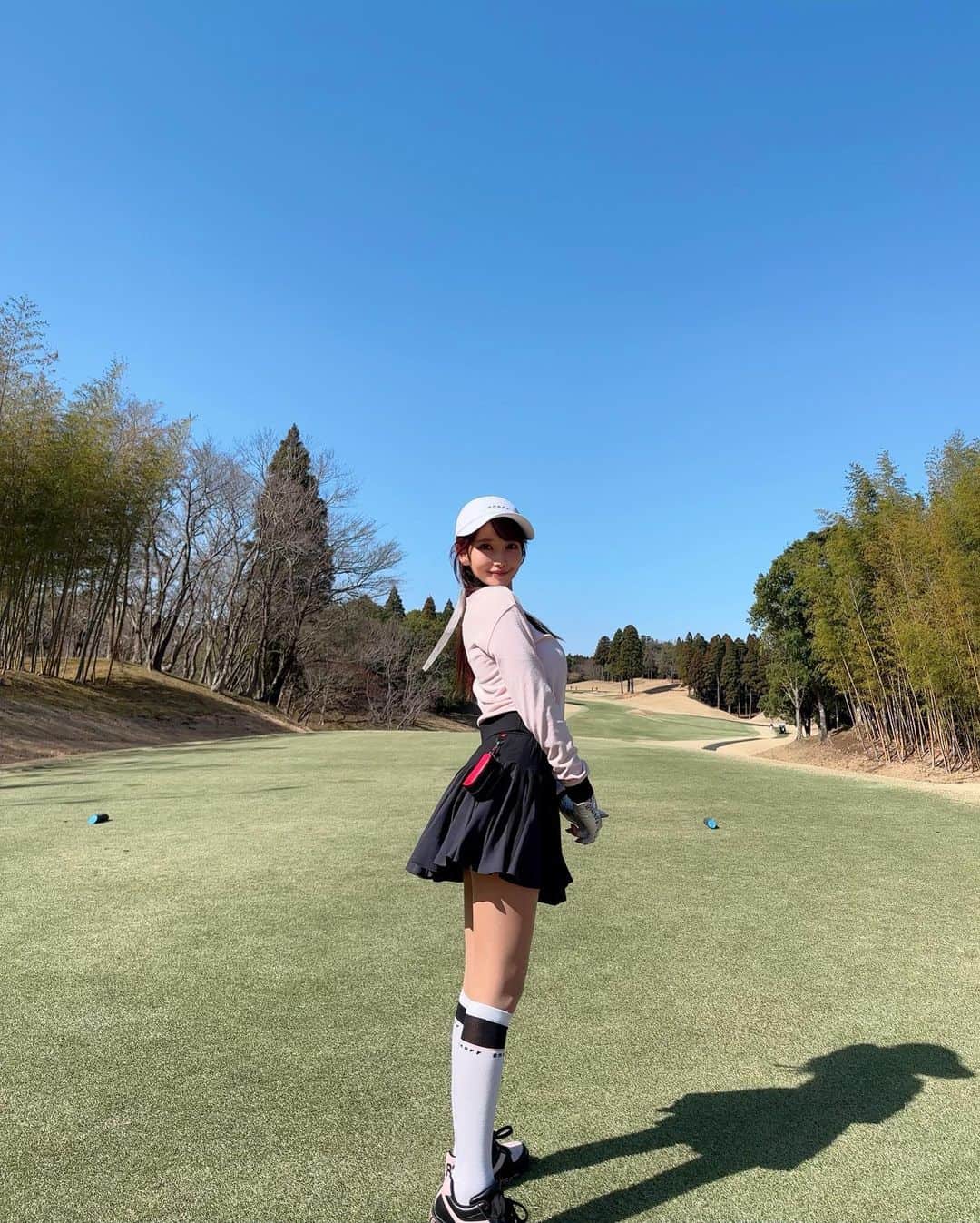 MAYUさんのインスタグラム写真 - (MAYUInstagram)「. この前、すっごく良いお天気でゴルフ日和だった⛳️☀️ 雲一つない空がとっても綺麗だったなぁ🥺✨ . ウェアは @onoff.golfwear 🤍 このスカートかわいすぎる！！ ボリューミーで、意味もなく回りたくなる感じのふわふわさなの🖤✨ ピンクもあって迷ったんだけど、2色とも買えばよかったなぁと少し後悔中。。🥺 . ここ最近はドライバーが安定していて 飛距離も伸びてきた🏌️‍♀️ ドライバーがうまくいくと気持ちも良いし、楽しさも倍増するよね〜😆❣️ . . #ゴルフ女子#ゴルフ#ゴルフウェア#ゴルフコーデ#オノフ#オノフゴルフ#成田#成田ゴルフ倶楽部#golf#golfwear#golfaddict#golflife#golfclub#golfcourse#golfgirl#narita#japan#japanesegirl#onoff#onoffgolf#온오프#골프#골프스타그램#골프패션#골프웨어#골프스윙#패션」3月22日 19時33分 - mayu.kina_golf