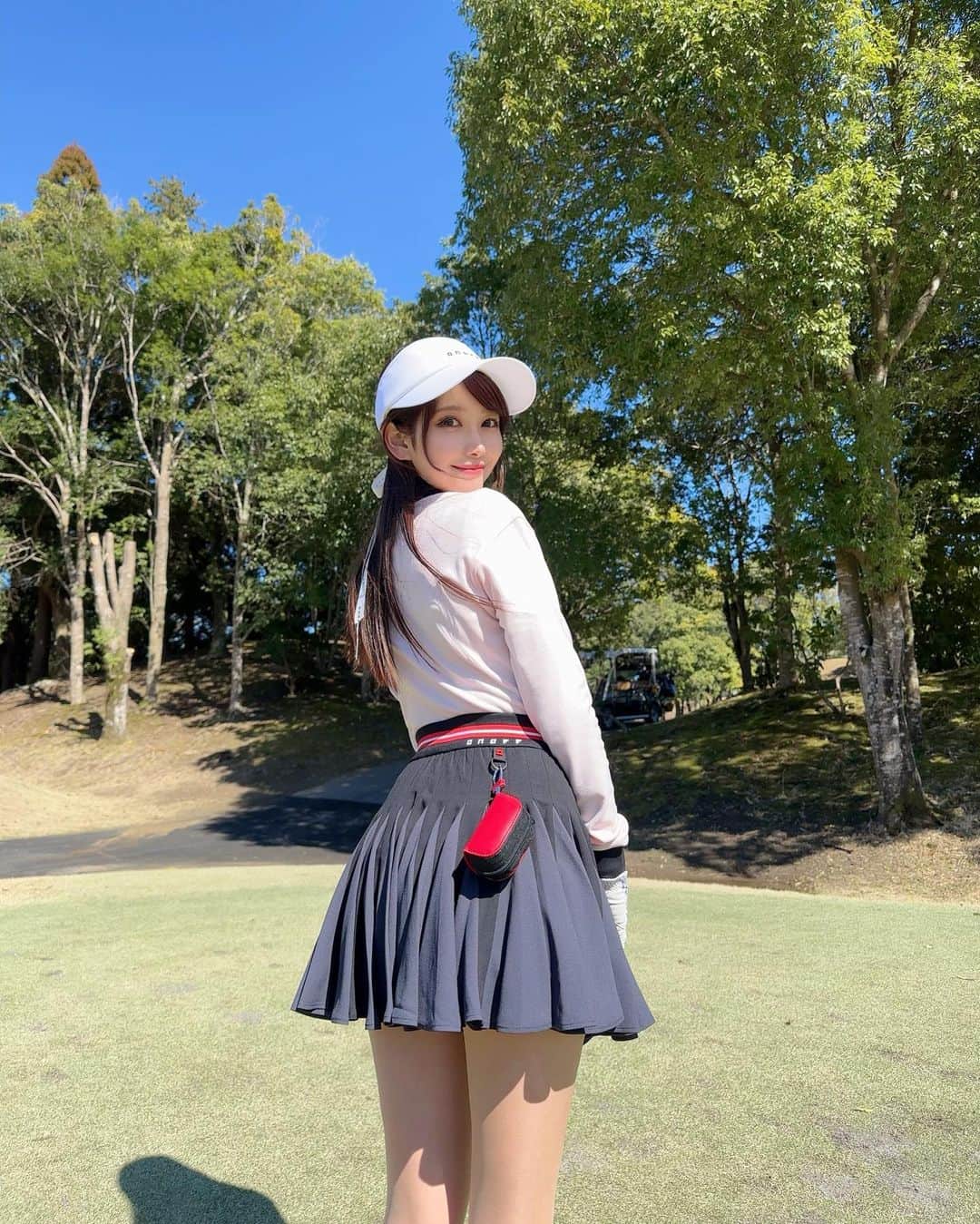 MAYUさんのインスタグラム写真 - (MAYUInstagram)「. この前、すっごく良いお天気でゴルフ日和だった⛳️☀️ 雲一つない空がとっても綺麗だったなぁ🥺✨ . ウェアは @onoff.golfwear 🤍 このスカートかわいすぎる！！ ボリューミーで、意味もなく回りたくなる感じのふわふわさなの🖤✨ ピンクもあって迷ったんだけど、2色とも買えばよかったなぁと少し後悔中。。🥺 . ここ最近はドライバーが安定していて 飛距離も伸びてきた🏌️‍♀️ ドライバーがうまくいくと気持ちも良いし、楽しさも倍増するよね〜😆❣️ . . #ゴルフ女子#ゴルフ#ゴルフウェア#ゴルフコーデ#オノフ#オノフゴルフ#成田#成田ゴルフ倶楽部#golf#golfwear#golfaddict#golflife#golfclub#golfcourse#golfgirl#narita#japan#japanesegirl#onoff#onoffgolf#온오프#골프#골프스타그램#골프패션#골프웨어#골프스윙#패션」3月22日 19時33分 - mayu.kina_golf