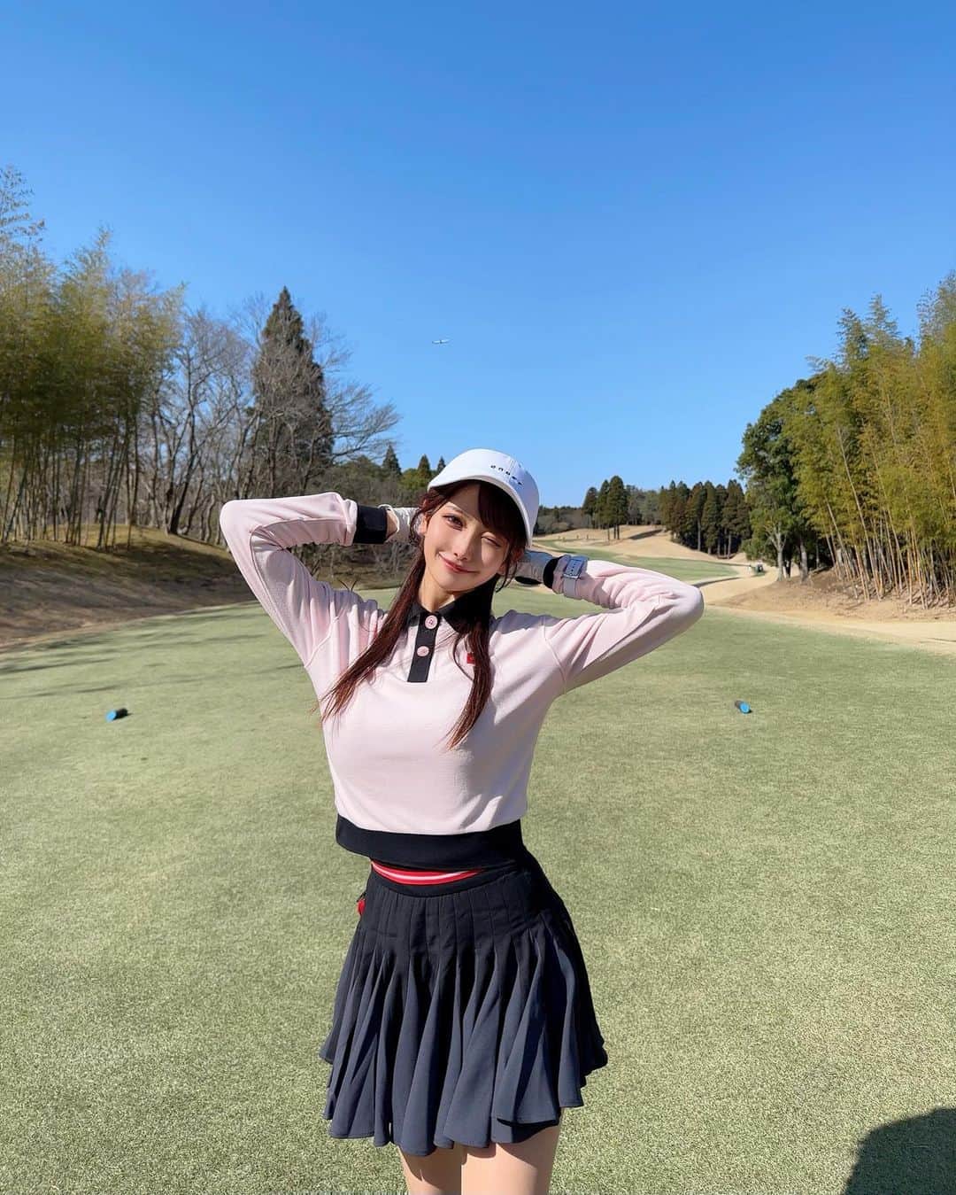 MAYUさんのインスタグラム写真 - (MAYUInstagram)「. この前、すっごく良いお天気でゴルフ日和だった⛳️☀️ 雲一つない空がとっても綺麗だったなぁ🥺✨ . ウェアは @onoff.golfwear 🤍 このスカートかわいすぎる！！ ボリューミーで、意味もなく回りたくなる感じのふわふわさなの🖤✨ ピンクもあって迷ったんだけど、2色とも買えばよかったなぁと少し後悔中。。🥺 . ここ最近はドライバーが安定していて 飛距離も伸びてきた🏌️‍♀️ ドライバーがうまくいくと気持ちも良いし、楽しさも倍増するよね〜😆❣️ . . #ゴルフ女子#ゴルフ#ゴルフウェア#ゴルフコーデ#オノフ#オノフゴルフ#成田#成田ゴルフ倶楽部#golf#golfwear#golfaddict#golflife#golfclub#golfcourse#golfgirl#narita#japan#japanesegirl#onoff#onoffgolf#온오프#골프#골프스타그램#골프패션#골프웨어#골프스윙#패션」3月22日 19時33分 - mayu.kina_golf