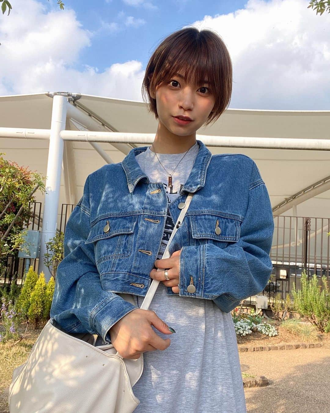 小坂田純奈さんのインスタグラム写真 - (小坂田純奈Instagram)「仕事帰りに散歩！ ぽかぽかして桜も満開だった🌸  この前買ったジージャンも激カワ🫶🏻  #ショート女子 #ショートヘア女子 #ジージャン #redyazel #shein #ショート女子コーデ」3月22日 21時47分 - official_junata