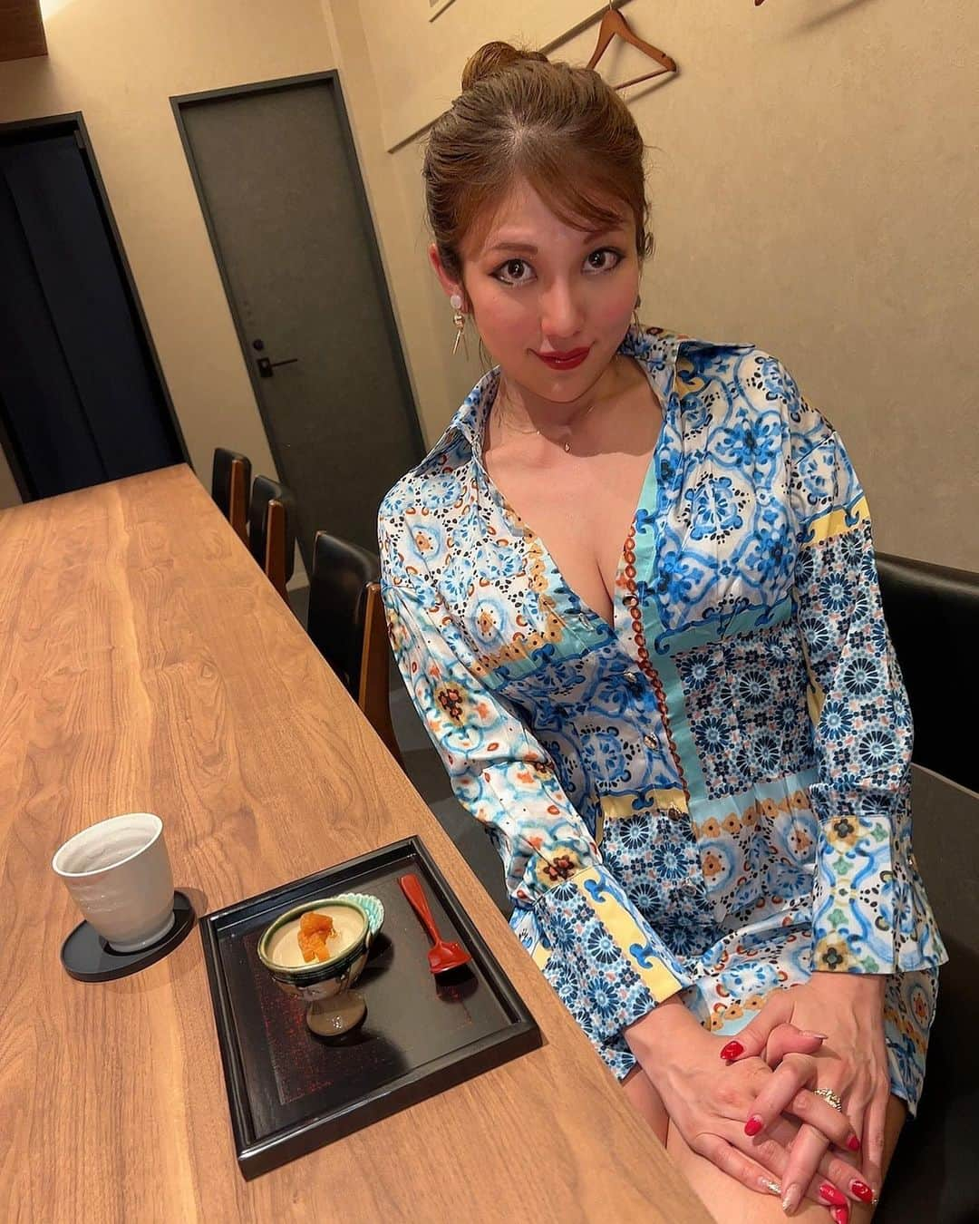 神谷麻美さんのインスタグラム写真 - (神谷麻美Instagram)「#和食杜侑 で小会席おまかせコース食べたよ💖🌸✨️ 全部美味しすぎた💖🥰💖✨️  A5黒毛和牛 #好き焼き お肉厚くて柔らかすぎて、美味しすぎる🥰💖✨️ 土鍋ご飯も美味しすぎて💖おかわり したよ🥰🍚💖✨️   #デザート も桜ゼリーとあんぽ柿美味しすぎるね❤️🌸‪🫶💕  カツオのたたきも美味しすぎるし︎💕︎ お吸い物も上品な味して美味しいし︎💕︎ 前菜5種盛りも素敵で美味しかったぁ🥰💖✨️  美味しい料理食べると幸せ💖🥰🫶💖✨️  PR @washokuno_mori.yuki #和食  #東京グルメ  #デート  #日本酒  #日本料理 #西麻布グルメ」3月22日 22時48分 - asamice428