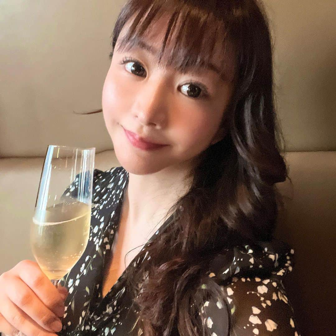 歩りえこさんのインスタグラム写真 - (歩りえこInstagram)「今日はファンクラブのオフ会でした🥰大好きな焼肉屋さん、うしごろを選ばせて頂きました♡🥩  皆さま最初はとても緊張すると仰るのですが、無口な方は私が喋りますし、喋るのが好きな方は私が聞き役になるので全く心配する必要ないです🥹食が細い方は代わりに私が残さず食べますw  今日はこんな嬉しいことある？ってほど嬉しいことが偶然てんこ盛りで起きて本当に良い1日でした。  毎日一生懸命生きているとたまには神さまがご褒美をくれるのかなって思うほど。  因果応報という言葉がありますが、自分がした善い行い、悪い行いは必ず余す事なく全部自分に返ってくるものだと思うので、これからも一緒懸命善き日々を過ごしていかなきゃいけないなと感じました。  明日も私と私の周りの全ての人が良い1日になるように、一日一善良いことをコツコツ積み重ねていける毎日を送ろうと思います♪  ------- ⁡ 🌸歩りえこオフィシャルファンクラブ 【DMMオンラインサロン】 https://lounge.dmm.com/detail/6292/ ⁡ 🌸『ブラを捨て旅に出よう』(講談社文庫) https://amzn.asia/d/bPt23Tz ⁡ 🌸【特典画像４３カット付き】歩りえこ１ｓｔ写真集スフィア(講談社/撮影：山岸伸) amzn.to/3yytQ6n ⁡ お仕事や案件のお問い合わせ ↓ riekoayumi@gmail.com ※お名前、会社名、概要、電話番号お願い致します。 (メールはスタッフの返信/SNSのDM返信不可です🙇‍♀️) ⁡ #歩りえこ #熟女 #インスタグラビア　　#instalove #follow #グラビア #扎心了 #like #tokyo #ootd #style #photo #sexybody #love #instagravure #맞팔 #关注 #东京 #model #Japanesegirl #photooftheday #tbt #igers #instadaily #eimy #eimyistoire #熟女好き #熟女好きとつながりたい」3月23日 0時10分 - riekoayumi