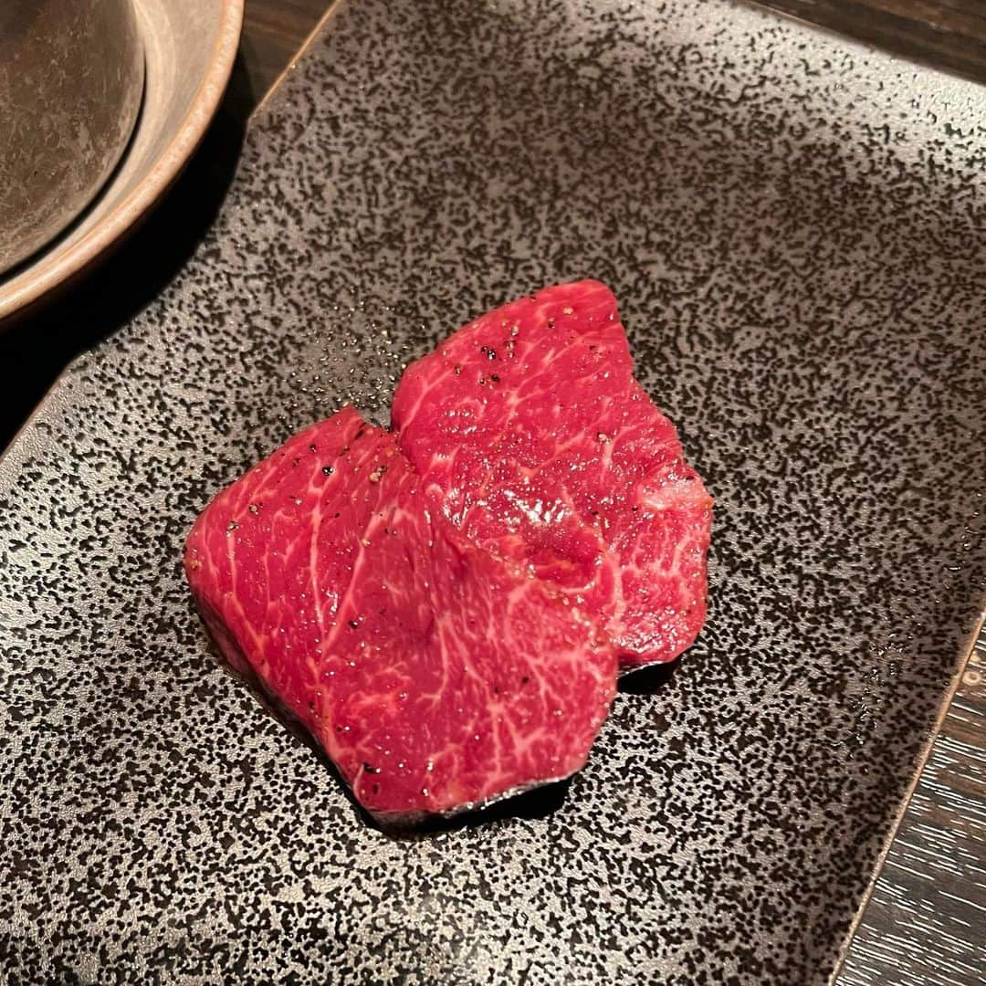 歩りえこさんのインスタグラム写真 - (歩りえこInstagram)「今日はファンクラブのオフ会でした🥰大好きな焼肉屋さん、うしごろを選ばせて頂きました♡🥩  皆さま最初はとても緊張すると仰るのですが、無口な方は私が喋りますし、喋るのが好きな方は私が聞き役になるので全く心配する必要ないです🥹食が細い方は代わりに私が残さず食べますw  今日はこんな嬉しいことある？ってほど嬉しいことが偶然てんこ盛りで起きて本当に良い1日でした。  毎日一生懸命生きているとたまには神さまがご褒美をくれるのかなって思うほど。  因果応報という言葉がありますが、自分がした善い行い、悪い行いは必ず余す事なく全部自分に返ってくるものだと思うので、これからも一緒懸命善き日々を過ごしていかなきゃいけないなと感じました。  明日も私と私の周りの全ての人が良い1日になるように、一日一善良いことをコツコツ積み重ねていける毎日を送ろうと思います♪  ------- ⁡ 🌸歩りえこオフィシャルファンクラブ 【DMMオンラインサロン】 https://lounge.dmm.com/detail/6292/ ⁡ 🌸『ブラを捨て旅に出よう』(講談社文庫) https://amzn.asia/d/bPt23Tz ⁡ 🌸【特典画像４３カット付き】歩りえこ１ｓｔ写真集スフィア(講談社/撮影：山岸伸) amzn.to/3yytQ6n ⁡ お仕事や案件のお問い合わせ ↓ riekoayumi@gmail.com ※お名前、会社名、概要、電話番号お願い致します。 (メールはスタッフの返信/SNSのDM返信不可です🙇‍♀️) ⁡ #歩りえこ #熟女 #インスタグラビア　　#instalove #follow #グラビア #扎心了 #like #tokyo #ootd #style #photo #sexybody #love #instagravure #맞팔 #关注 #东京 #model #Japanesegirl #photooftheday #tbt #igers #instadaily #eimy #eimyistoire #熟女好き #熟女好きとつながりたい」3月23日 0時10分 - riekoayumi