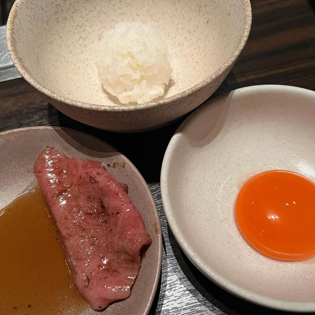 歩りえこさんのインスタグラム写真 - (歩りえこInstagram)「今日はファンクラブのオフ会でした🥰大好きな焼肉屋さん、うしごろを選ばせて頂きました♡🥩  皆さま最初はとても緊張すると仰るのですが、無口な方は私が喋りますし、喋るのが好きな方は私が聞き役になるので全く心配する必要ないです🥹食が細い方は代わりに私が残さず食べますw  今日はこんな嬉しいことある？ってほど嬉しいことが偶然てんこ盛りで起きて本当に良い1日でした。  毎日一生懸命生きているとたまには神さまがご褒美をくれるのかなって思うほど。  因果応報という言葉がありますが、自分がした善い行い、悪い行いは必ず余す事なく全部自分に返ってくるものだと思うので、これからも一緒懸命善き日々を過ごしていかなきゃいけないなと感じました。  明日も私と私の周りの全ての人が良い1日になるように、一日一善良いことをコツコツ積み重ねていける毎日を送ろうと思います♪  ------- ⁡ 🌸歩りえこオフィシャルファンクラブ 【DMMオンラインサロン】 https://lounge.dmm.com/detail/6292/ ⁡ 🌸『ブラを捨て旅に出よう』(講談社文庫) https://amzn.asia/d/bPt23Tz ⁡ 🌸【特典画像４３カット付き】歩りえこ１ｓｔ写真集スフィア(講談社/撮影：山岸伸) amzn.to/3yytQ6n ⁡ お仕事や案件のお問い合わせ ↓ riekoayumi@gmail.com ※お名前、会社名、概要、電話番号お願い致します。 (メールはスタッフの返信/SNSのDM返信不可です🙇‍♀️) ⁡ #歩りえこ #熟女 #インスタグラビア　　#instalove #follow #グラビア #扎心了 #like #tokyo #ootd #style #photo #sexybody #love #instagravure #맞팔 #关注 #东京 #model #Japanesegirl #photooftheday #tbt #igers #instadaily #eimy #eimyistoire #熟女好き #熟女好きとつながりたい」3月23日 0時10分 - riekoayumi