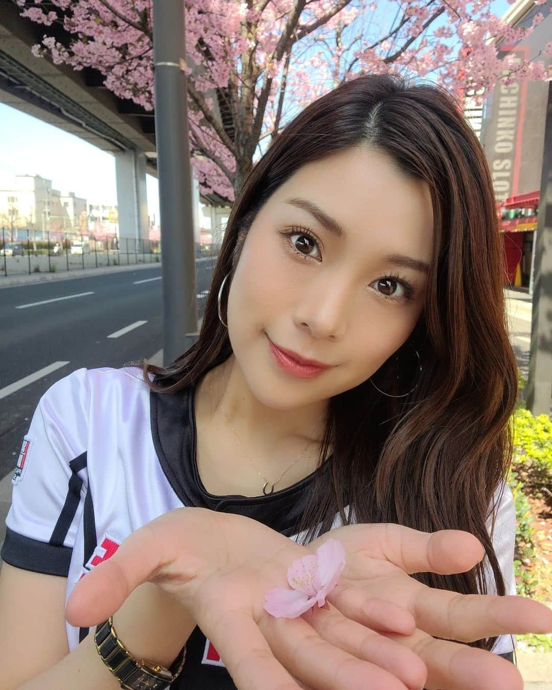 内田瑞穂さんのインスタグラム写真 - (内田瑞穂Instagram)「やっぱり桜っていいよね🌸🌸  #内田瑞穂#グラビア#グラドル#glamor#gravure#桜#hot#asian#Japanese#girl#instagood#ig#ig_japan#igers#amorous#얼스타그렘#일본#섹시#일상#소통#팔로우#性感的#粉我#日本的」3月23日 8時14分 - 1110mizuho