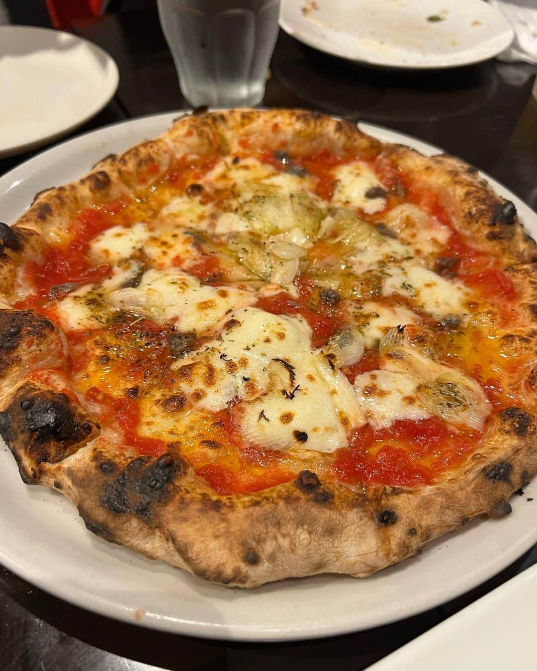甘糟記子さんのインスタグラム写真 - (甘糟記子Instagram)「急遽外食になったお店はブルーナ！ @pizzeria_bruna   ここのピザ本当に美味しい\(//∇//)\ 他のメニューも全部美味しくて大好き(๑>◡<๑)  我が家が今ハマってるのは、ピザナポレターナ！  モッツァレラ、トマト、アンチョビ、ガーリック！最強の組み合わせ(〃ω〃)  １枚じゃ足りず２枚同じ物頼むよね〜(๑>◡<๑)  チビ達はいつもニンニクだけのパスタを作ってもらってるんだけど、これがシンプルなのにめっちゃ美味しいの\(//∇//)\  大人も横取りしつつみんなでシェア！  沢山食べたけどコスパもめちゃくちゃ良いのでありがたい(〃ω〃)  またすぐ行きたくなるお店です╰(*´︶`*)╯♡  #ピッツェリアブルーナ#五反田グルメ #ピザ屋#イタリアン#コスパ良い#ニンニク好き#息子殿姫#息子殿#姫#また行きたいお店」3月23日 8時23分 - norihey924