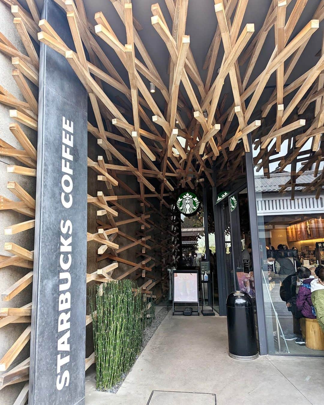 石井里奈さんのインスタグラム写真 - (石井里奈Instagram)「太宰府のスターバックスコーヒー☕️建築が有名でずっと行ってみたかったので行けて嬉しかった💓 （思ったよりコンパクトだった） . 太宰府ははじめていったのですが歩くだけでもすごく楽しかったよ！ cardigan... @bordersatbalcony.official  tops... @patou  demim... @tarajarmon_jp  shoes... @tomorrowland_jp  . 今日朝投稿したんだけど、最近 @artistic.co.official のミスアリーヴォを使い始めたんだけど、本当顔がスッキリ✨旅行中も持ち歩きやすくてよかった🫶✨ また投稿するね😘❤️ . #福岡 #スターバックス #starbucks #スタバ #太宰府 #太宰府天満宮 #太宰府カフェ #スターバックス太宰府天満宮表参道店 #福岡観光 #福岡旅行 #スターバックスコーヒー #美顔器 #ホームエステ #artisticandco」3月23日 12時08分 - ri7tin1025