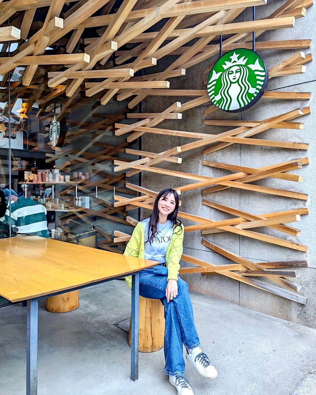 石井里奈さんのインスタグラム写真 - (石井里奈Instagram)「太宰府のスターバックスコーヒー☕️建築が有名でずっと行ってみたかったので行けて嬉しかった💓 （思ったよりコンパクトだった） . 太宰府ははじめていったのですが歩くだけでもすごく楽しかったよ！ cardigan... @bordersatbalcony.official  tops... @patou  demim... @tarajarmon_jp  shoes... @tomorrowland_jp  . 今日朝投稿したんだけど、最近 @artistic.co.official のミスアリーヴォを使い始めたんだけど、本当顔がスッキリ✨旅行中も持ち歩きやすくてよかった🫶✨ また投稿するね😘❤️ . #福岡 #スターバックス #starbucks #スタバ #太宰府 #太宰府天満宮 #太宰府カフェ #スターバックス太宰府天満宮表参道店 #福岡観光 #福岡旅行 #スターバックスコーヒー #美顔器 #ホームエステ #artisticandco」3月23日 12時08分 - ri7tin1025