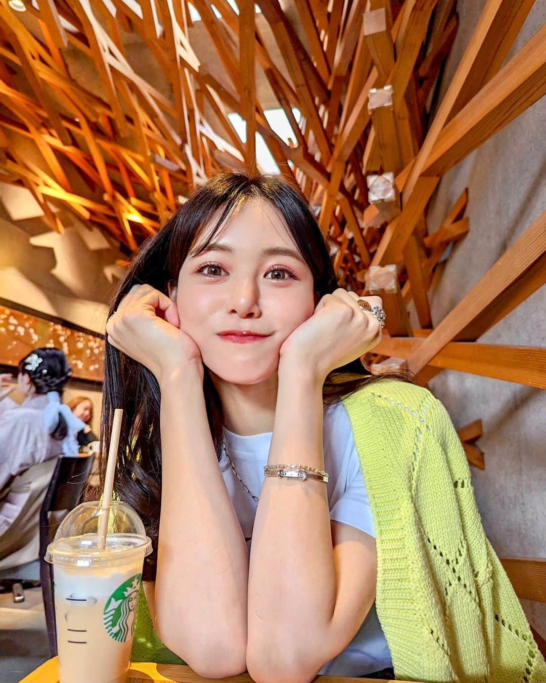 石井里奈さんのインスタグラム写真 - (石井里奈Instagram)「太宰府のスターバックスコーヒー☕️建築が有名でずっと行ってみたかったので行けて嬉しかった💓 （思ったよりコンパクトだった） . 太宰府ははじめていったのですが歩くだけでもすごく楽しかったよ！ cardigan... @bordersatbalcony.official  tops... @patou  demim... @tarajarmon_jp  shoes... @tomorrowland_jp  . 今日朝投稿したんだけど、最近 @artistic.co.official のミスアリーヴォを使い始めたんだけど、本当顔がスッキリ✨旅行中も持ち歩きやすくてよかった🫶✨ また投稿するね😘❤️ . #福岡 #スターバックス #starbucks #スタバ #太宰府 #太宰府天満宮 #太宰府カフェ #スターバックス太宰府天満宮表参道店 #福岡観光 #福岡旅行 #スターバックスコーヒー #美顔器 #ホームエステ #artisticandco」3月23日 12時08分 - ri7tin1025