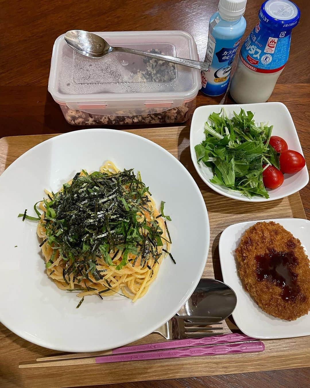 飯島直子さんのインスタグラム写真 - (飯島直子Instagram)「こんにちは^ - ^♪  今日は雨です＾＾ 洗車したばかりなので スーパーへいくか悩み中だす  21.22日のへんじすこし おもうことすこし  誕生日おめでとう♪  なお！５０才おめでとう♪  インプラント手術がんばれ！  清水寺、人生ならせばたいら 思い出してくれてよかったです (*´-`)  ranitartaranitata 初日は憂鬱な気分になりますね どうだっかな？ なんとかなるさ精神で やるだけやってみようᕦ(ò_óˇ)ᕤ  キツイ人、キツイ人って 余裕のない人なんだとわたしは 思っています その環境はつらいけど あまり人に意識をもたないで もう少しだけ様子をみてみたら どうかな…(*´ー｀*)  年下男と別れて一年、 そろそろ…今すぐ前に進みましょうヽ(´▽｀)/  ５８才英語の勉強！ 素晴らしいですね＾＾♪  不真面目な人を褒める人は いません 真面目は最高の武器ですよ＾＾  shoko.yamasita.142 こんなに悩んで苦しい思いをしているのに、あなたの育て方が 悪かったなんて思えません  辛いことが続くと自信をなくしてしまいますね 良い事も悪い事もずっと続くわけではありません 大丈夫です(´∀｀*)  太らないように… 気をつけてはいます^ - ^ 前後３キロいったりきたり。 いったきりかえってこない時は 少し運動をふやしたりします  夕飯を軽めに早めに 食べるだけで体重は落ちていくと思います(*´∀｀*)  軽く運動するとなおいいです＾＾ 今朝は明太子スパゲッティ  マ.マー３分茹で(ありがとう)  明太子(スーパーセール)  コロッケ(ファミリーマート)  今日は明太子をケチらず たくさん入れました^ - ^  少し入れすぎました  なんでもほどほどがいいです ╰(*´︶`*)╯♡」3月23日 12時25分 - naoko_iijima_705_official